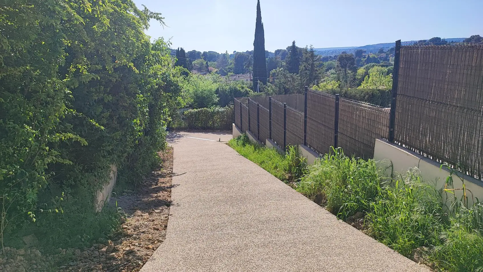 Béton désactivé allée terrasse Côte d'Azur — ACR Provence Le Cannet
