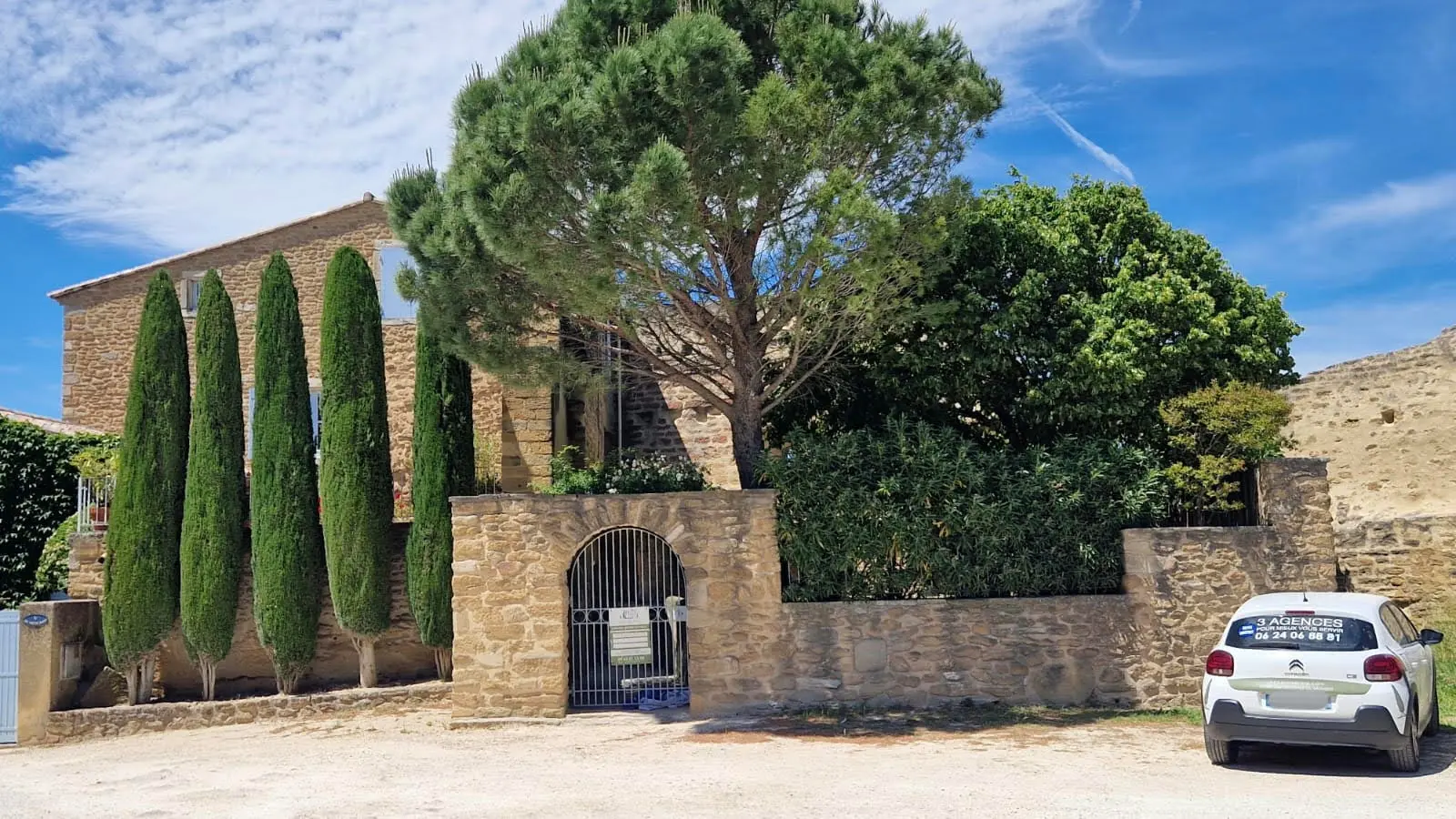 Véhicule siglé ACR Provence — agence Le Cannet Alpes-Maritimes