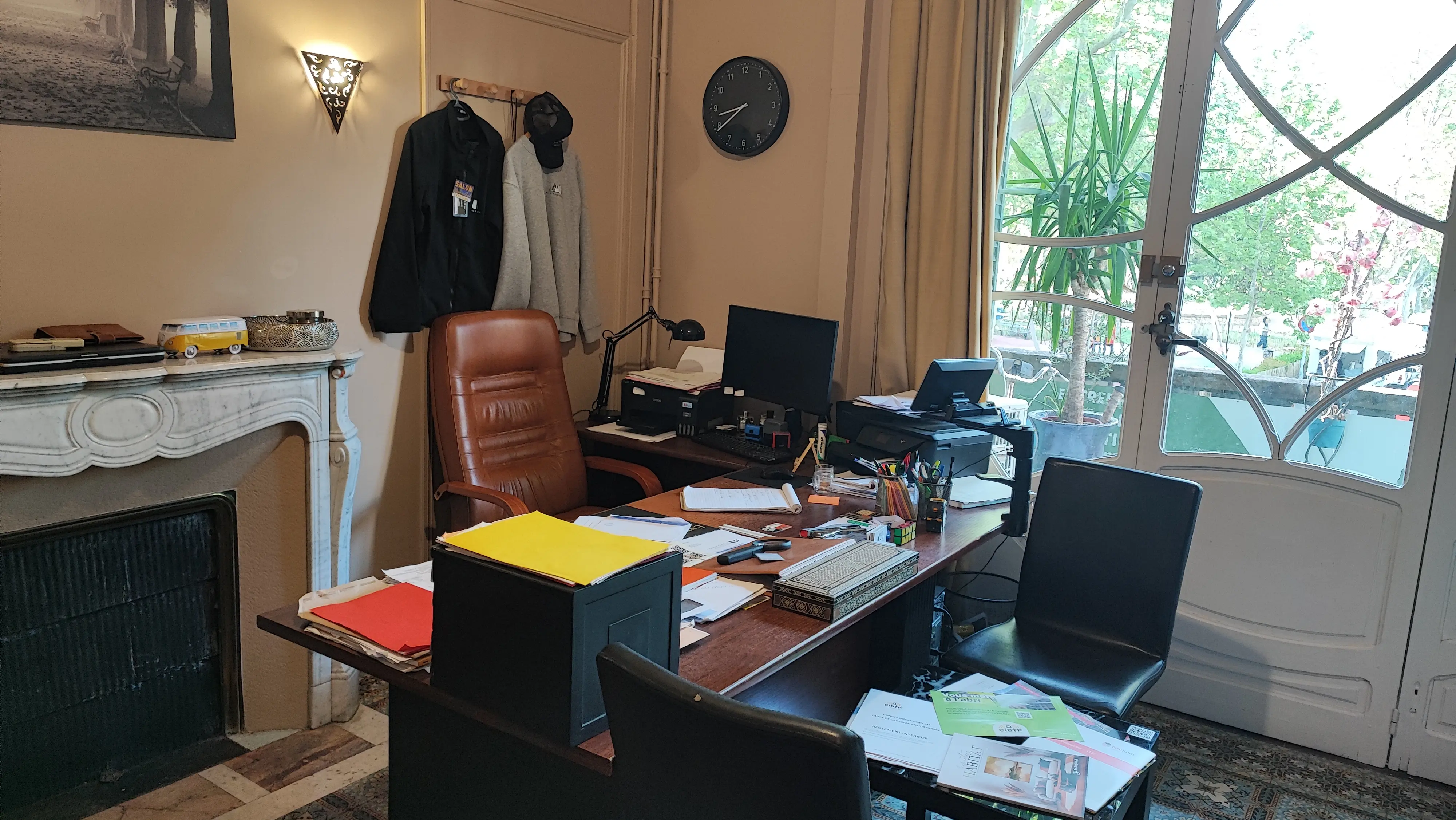 Véhicule siglé ACR Provence devant un chantier