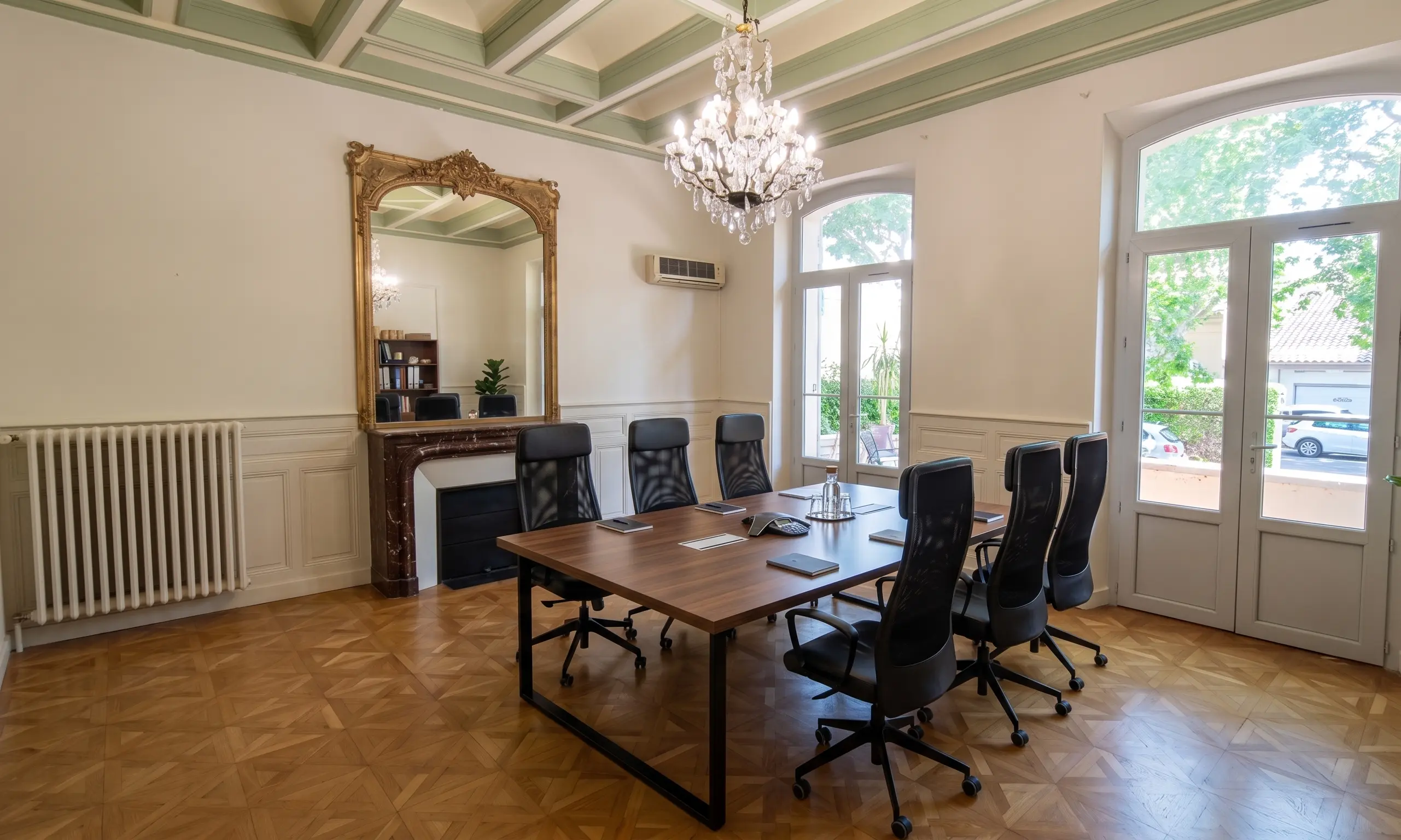 Véhicule siglé ACR Provence devant un chantier