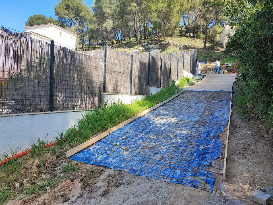 Préparation et coulée béton désactivé — fond de forme compacté et mise en œuvre sur villa à Allauch (13)