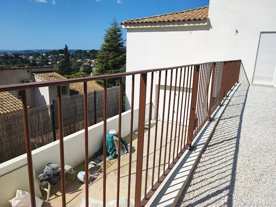 Résultat final béton désactivé — granulats calcaires apparents et finition lavée, terrasse villa Allauch (13)