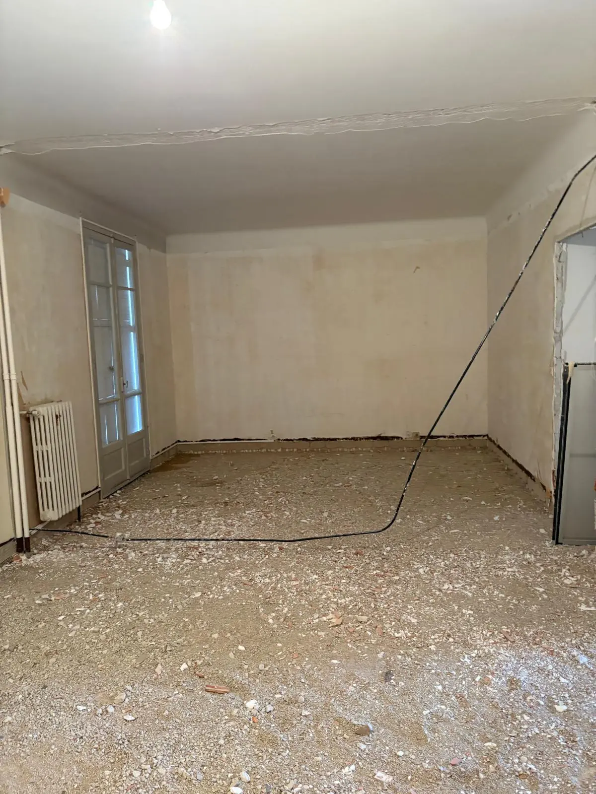 Grande pièce de vie après dépose des revêtements de sol - démolition appartement Aix-en-Provence