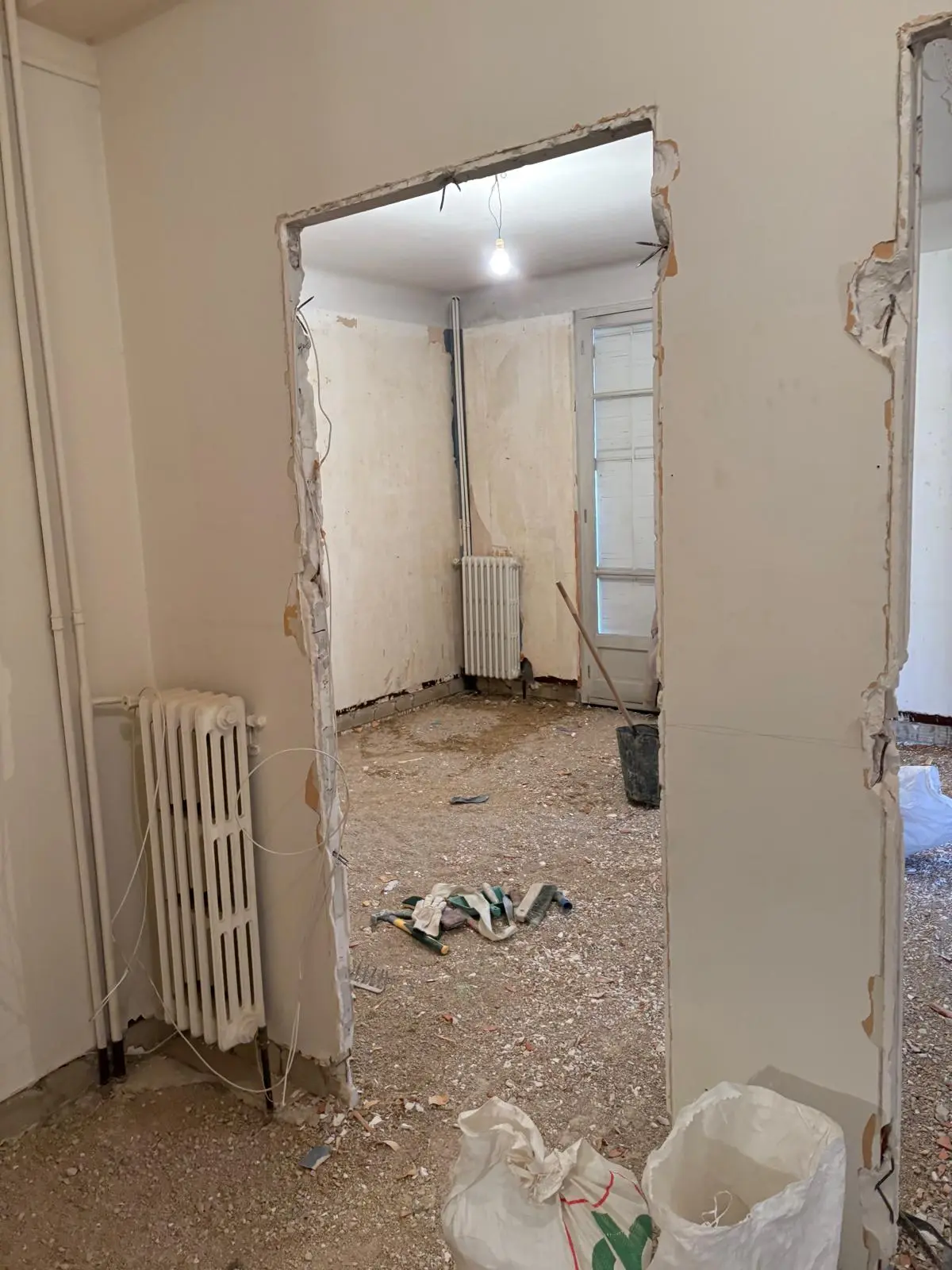 Ouverture de porte aux tableaux bruts pendant la démolition - travaux intérieurs Aix-en-Provence