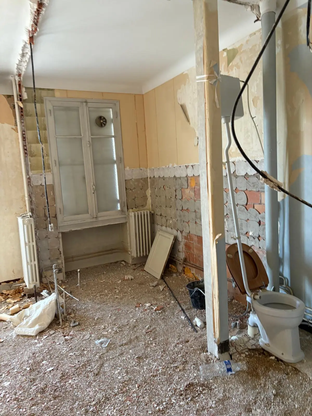 Ancienne salle d'eau démolie avec WC et canalisations apparentes - rénovation sanitaire Aix-en-Provence