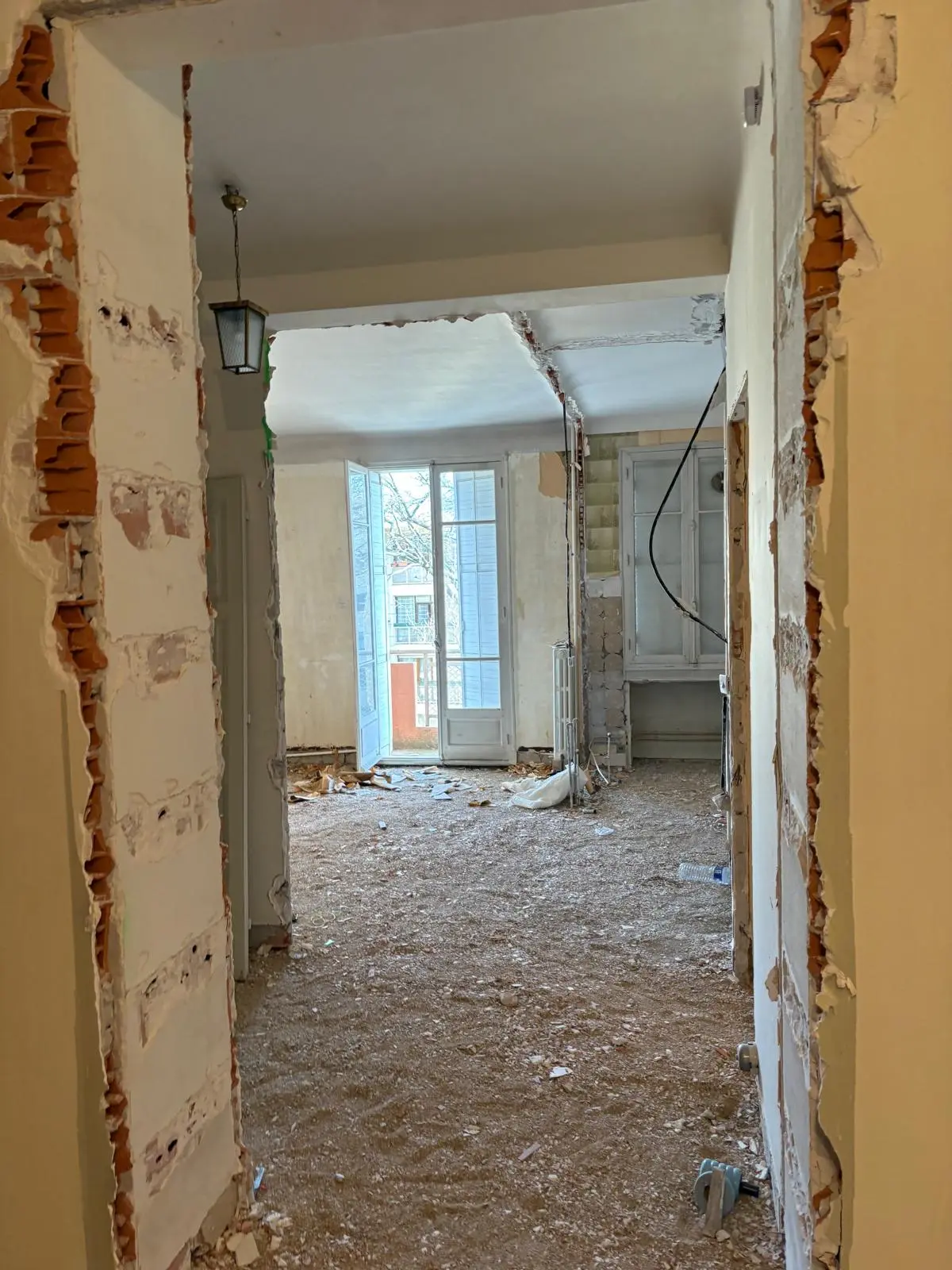 Couloir d'appartement en cours de démolition avec murs saignés - rénovation complète Aix-en-Provence
