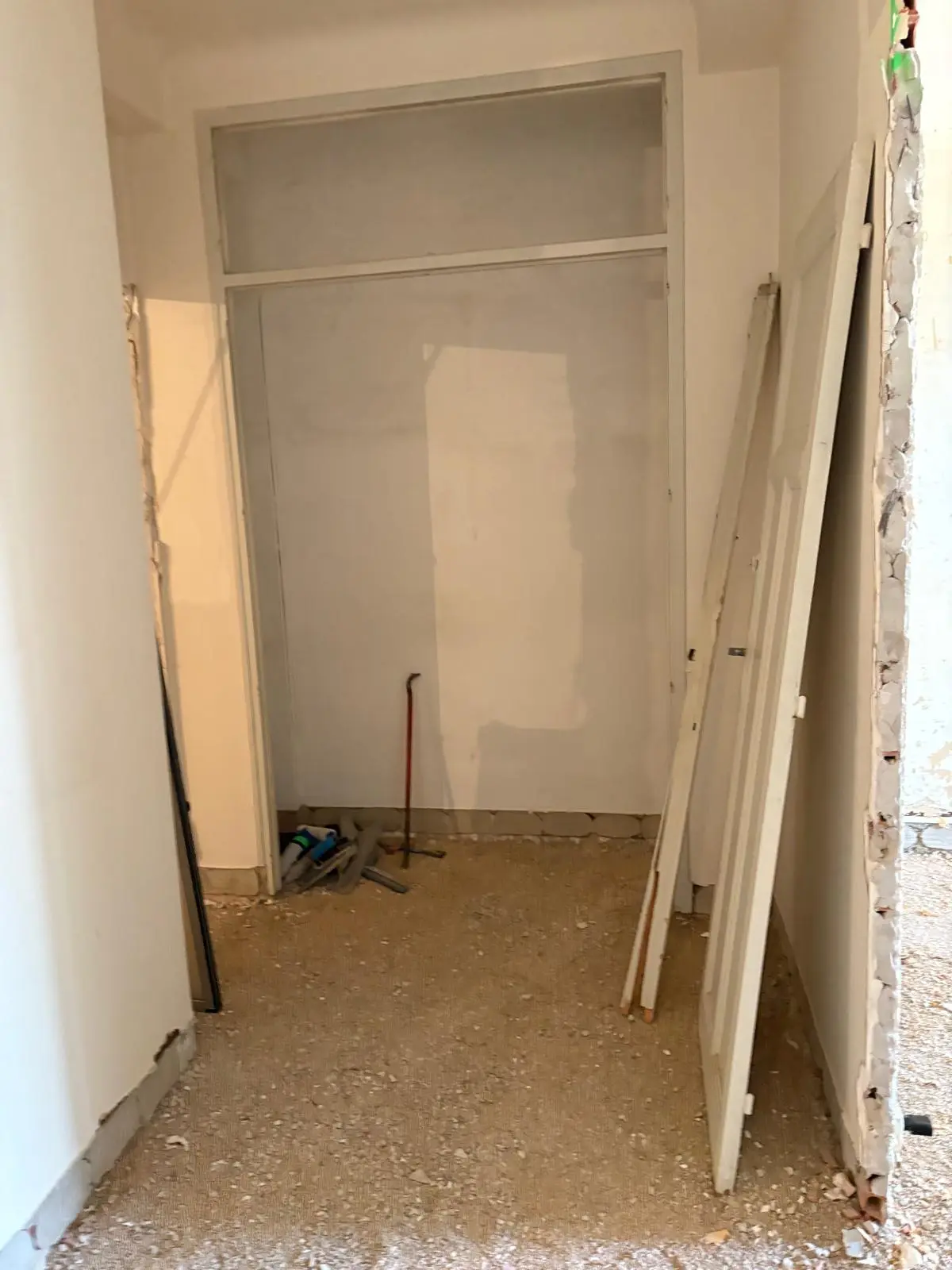 Ancien placard vidé et portes déposées - démolition intérieure appartement Aix