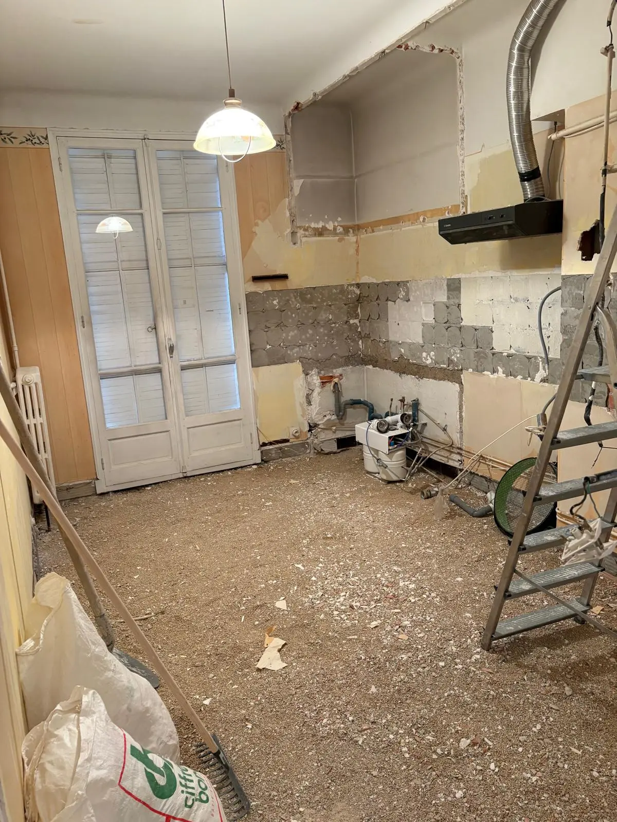 Ancienne cuisine en cours de démolition avec faïence déposée - rénovation cuisine Aix-en-Provence