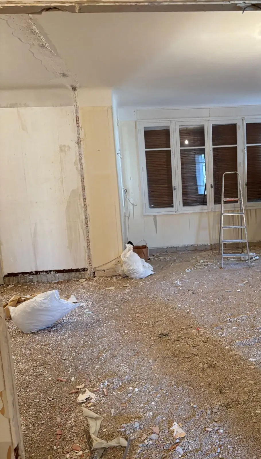 Séjour en démolition devant la fenêtre à quatre vantaux - restructuration appartement Aix-en-Provence