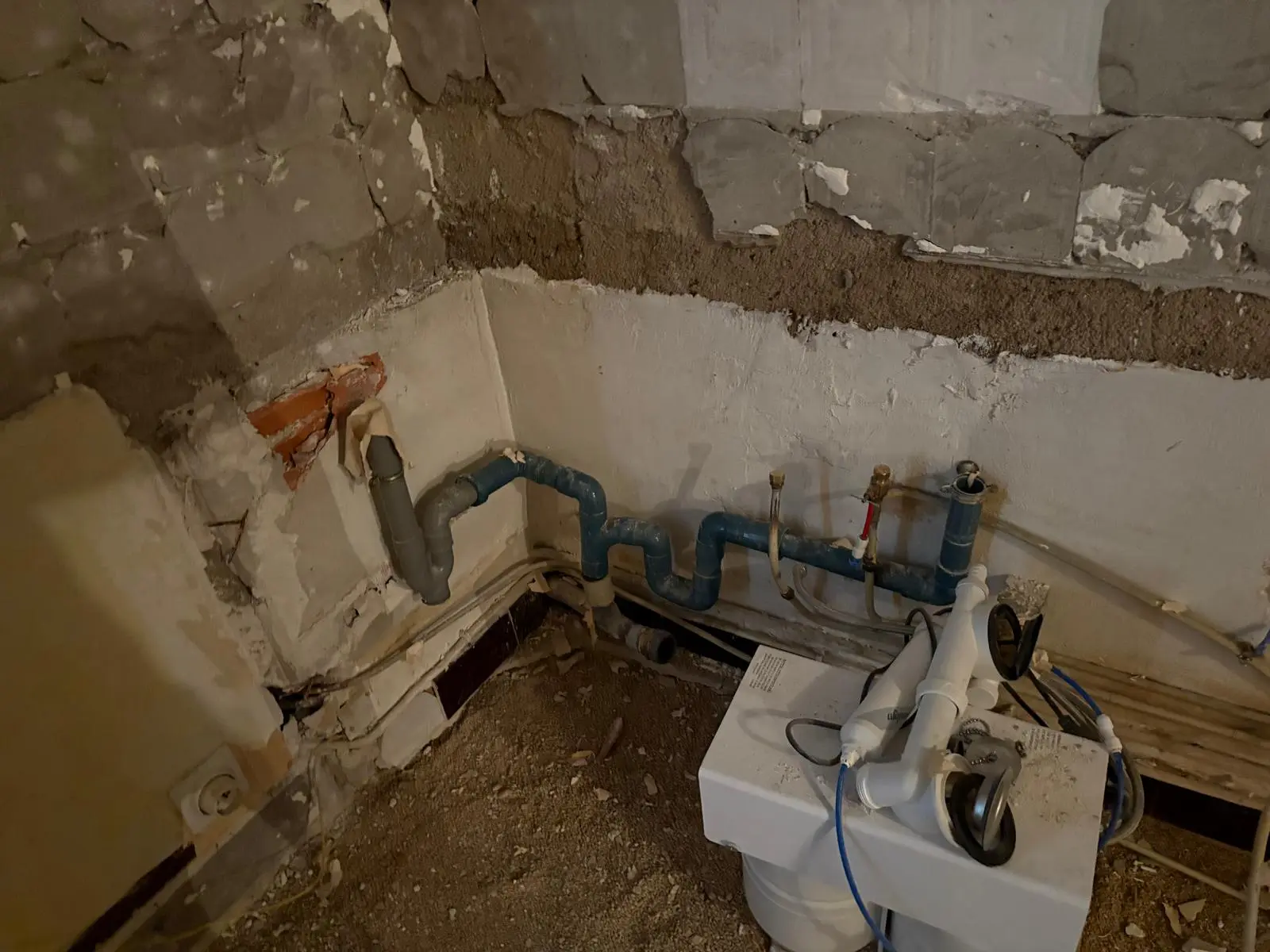 Anciens réseaux de plomberie et évacuations PVC à remplacer - plomberie rénovation appartement Aix