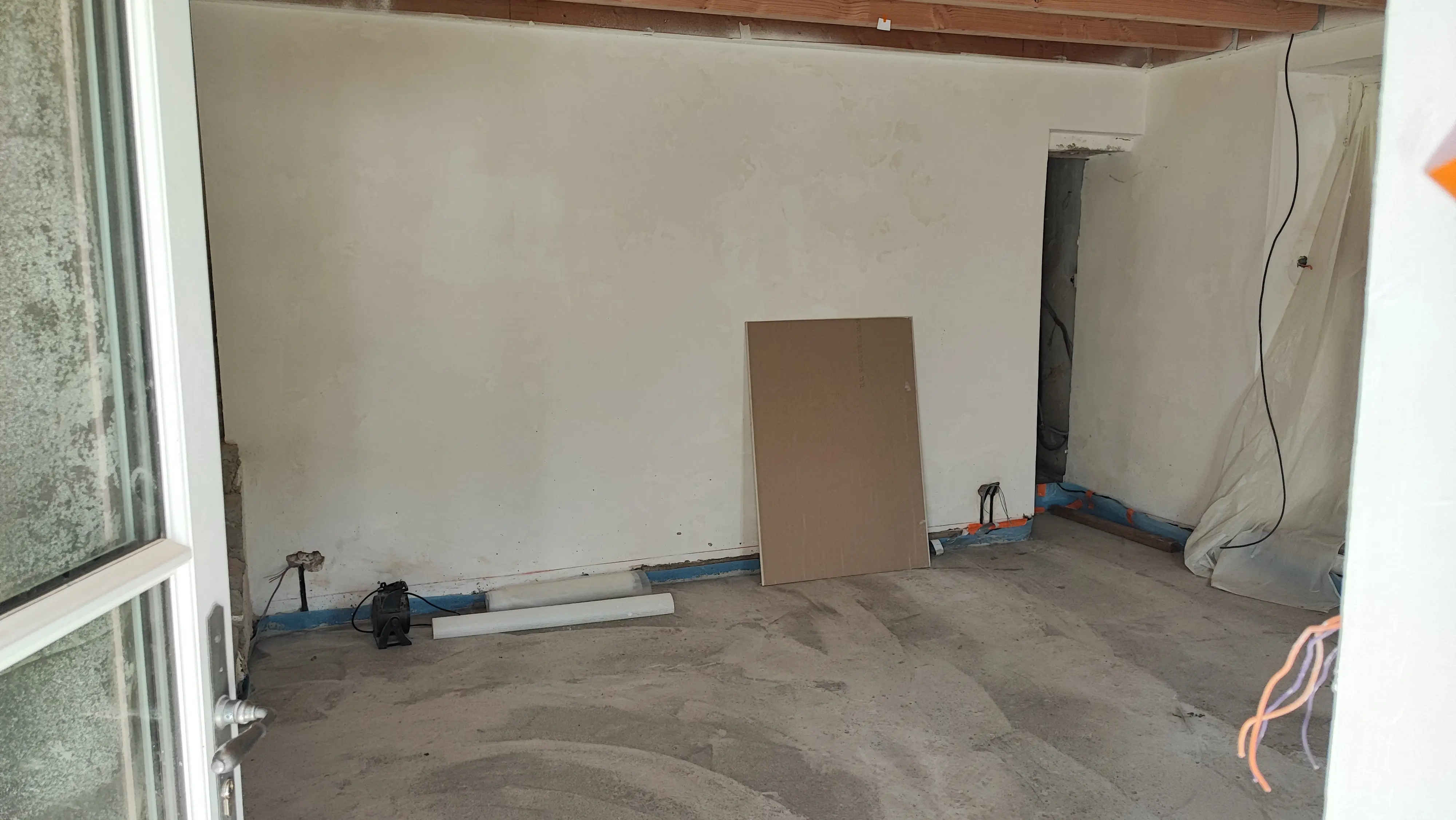 Pièce nettoyée avec chape à nu et nouveaux réseaux en attente - préparation chantier Aix-en-Provence