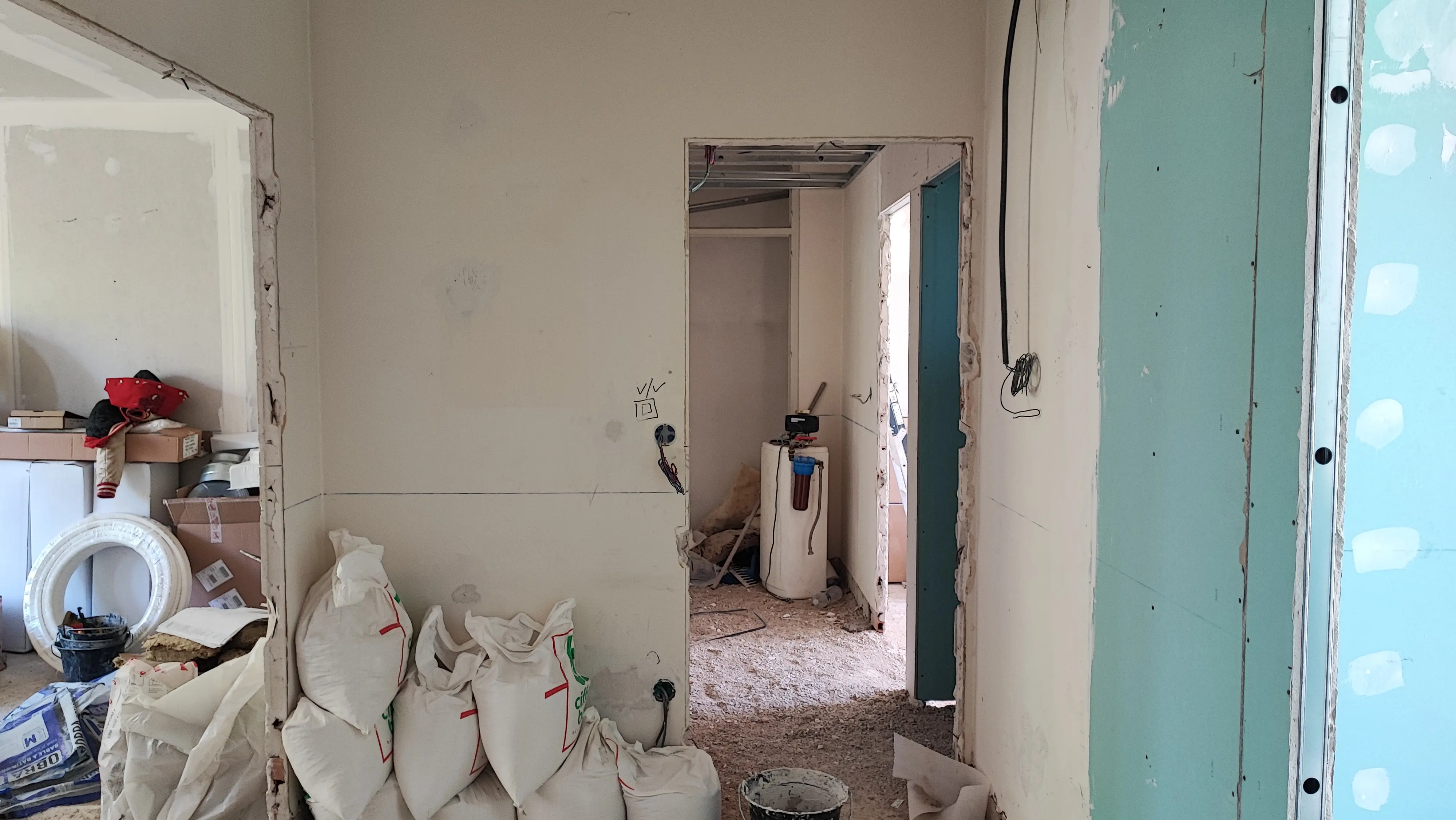 Nouvelles cloisons en plaques de plâtre hydrofuges en cours de montage - cloisonnement appartement Aix