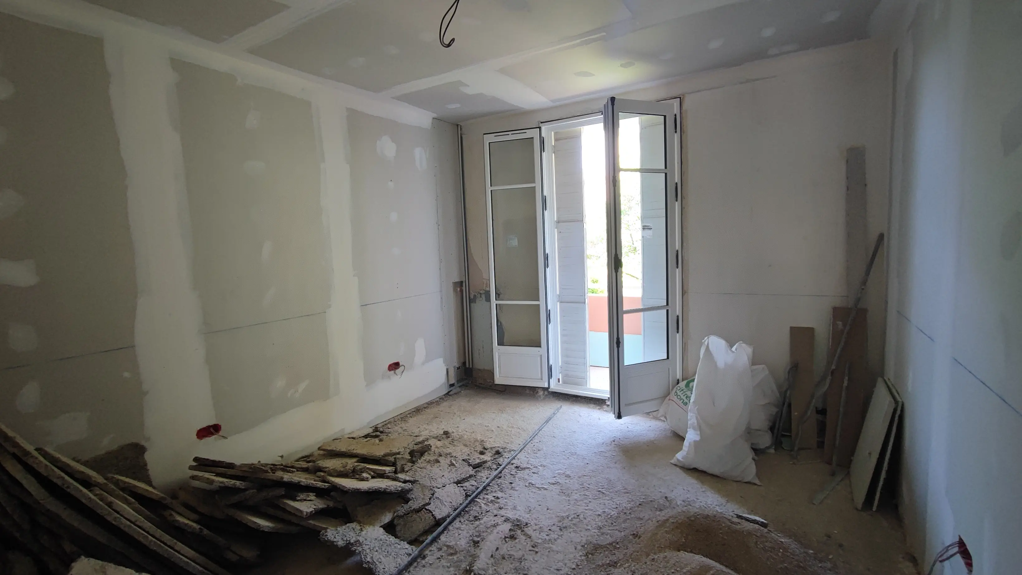 Chambre avec murs en plaques de plâtre jointés avant finitions - plâtrerie rénovation appartement
