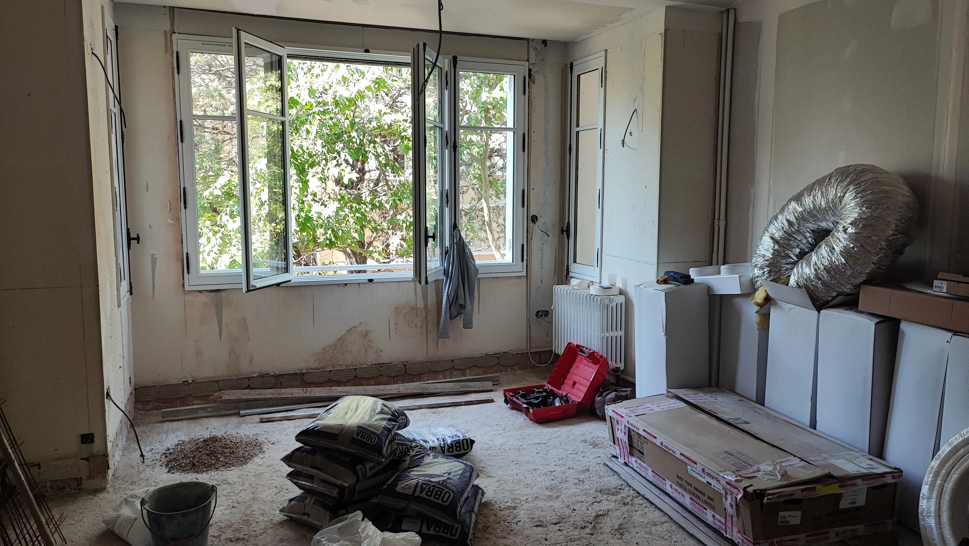 Approvisionnement de matériaux et parquet dans le séjour - chantier rénovation appartement Aix-en-Provence