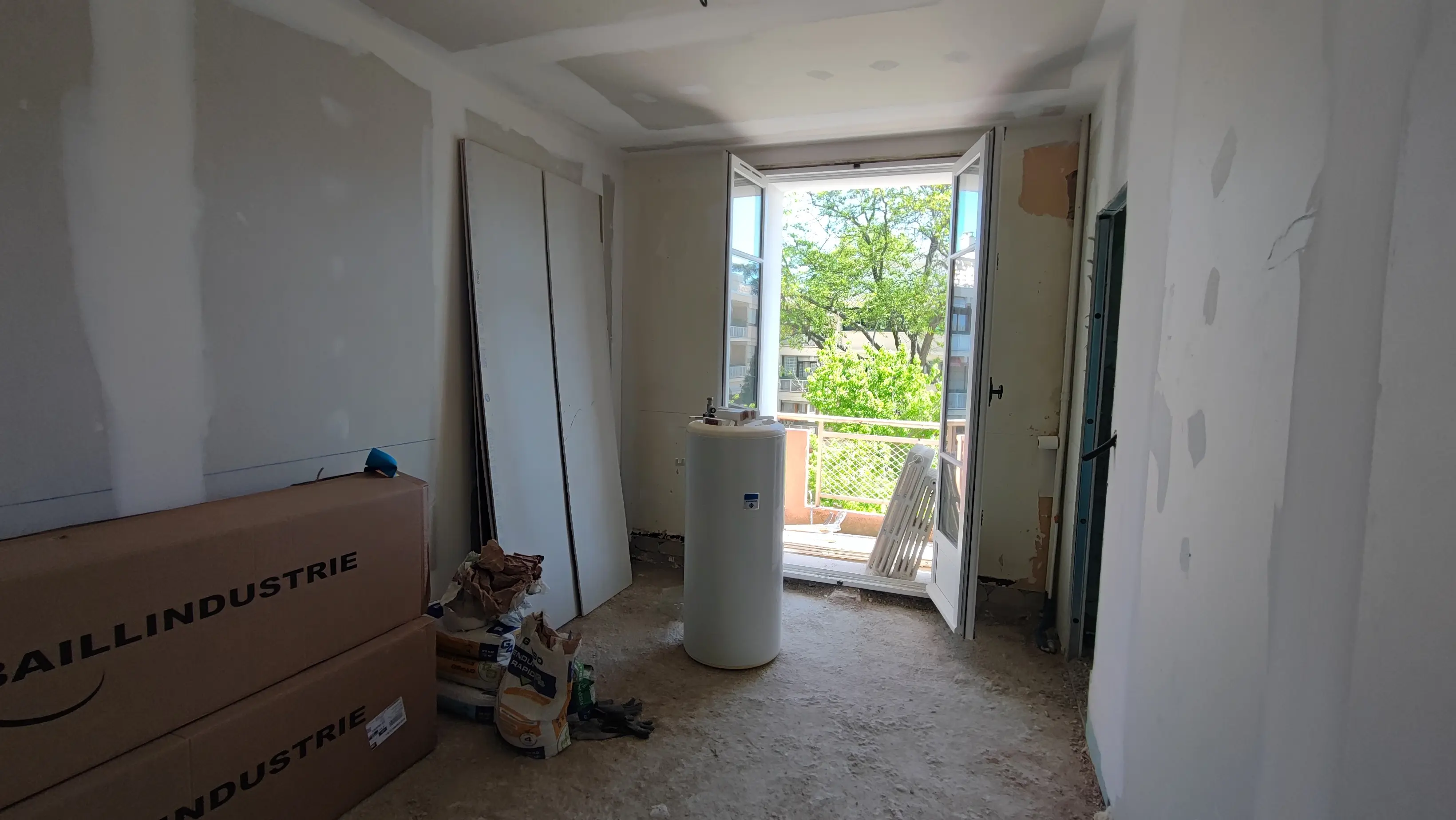 Pose d'un nouveau chauffe-eau et stockage de carrelage - rénovation appartement Aix-en-Provence