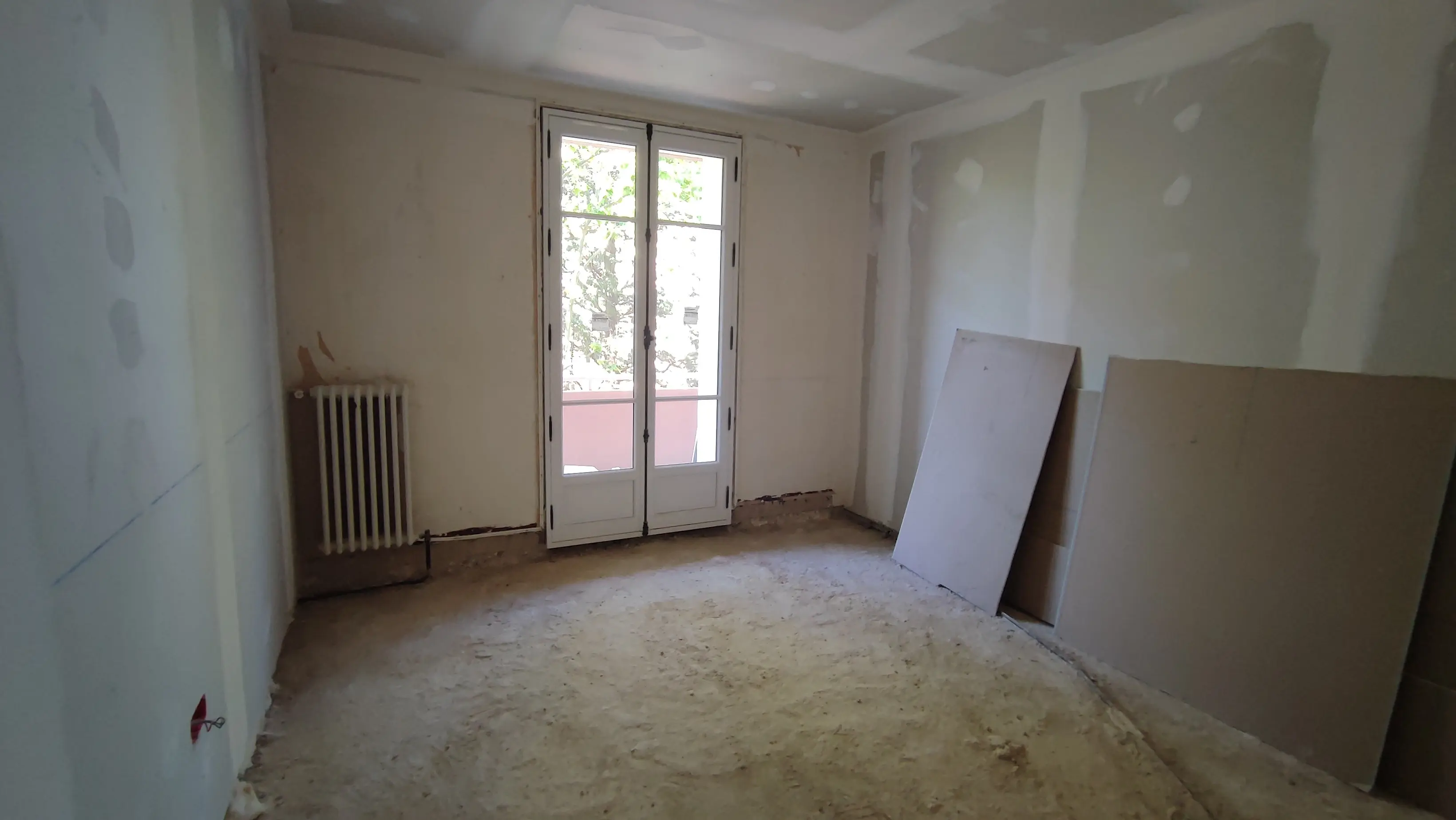 Chambre préparée avec sol ragréé et murs enduits - préparation des supports Aix-en-Provence