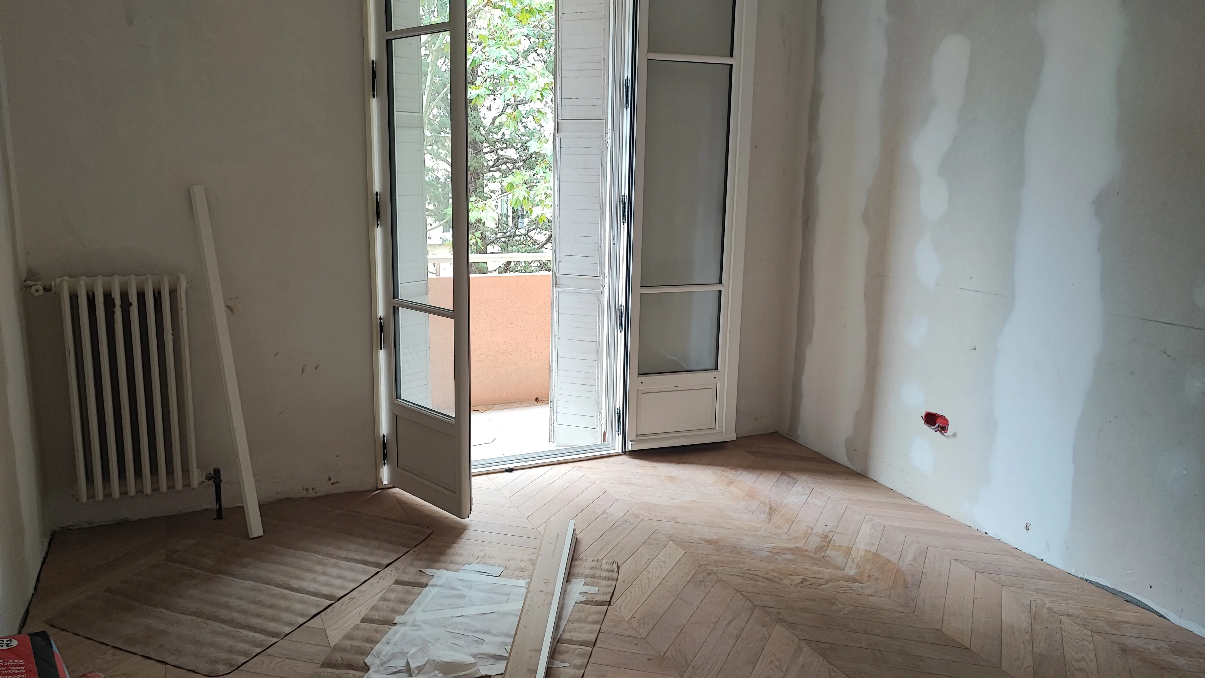 Pose de parquet en point de Hongrie devant une porte-fenêtre - parquet chêne Aix-en-Provence