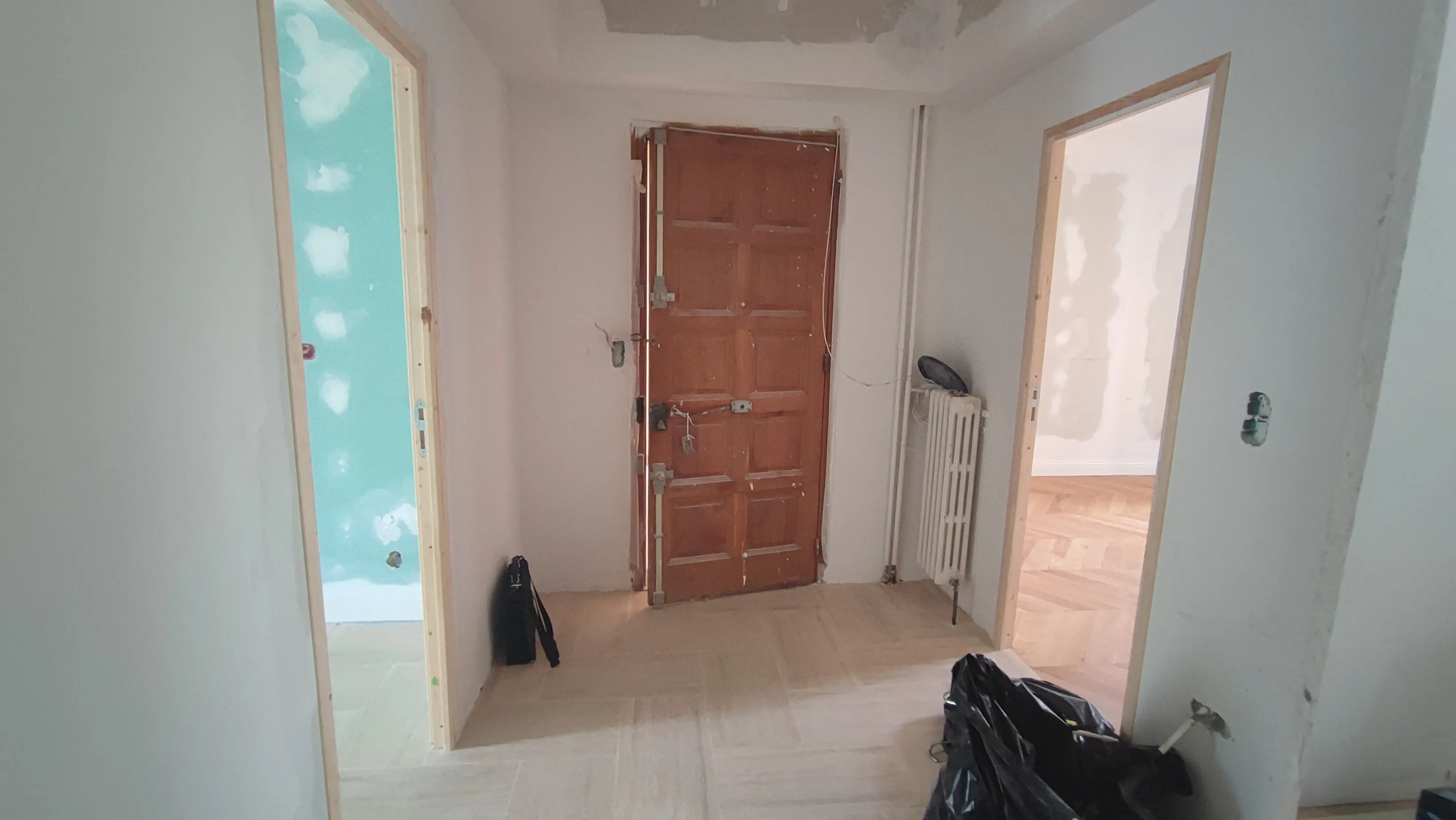 Entrée avec porte palière en bois et nouvelles huisseries posées - menuiserie intérieure Aix-en-Provence