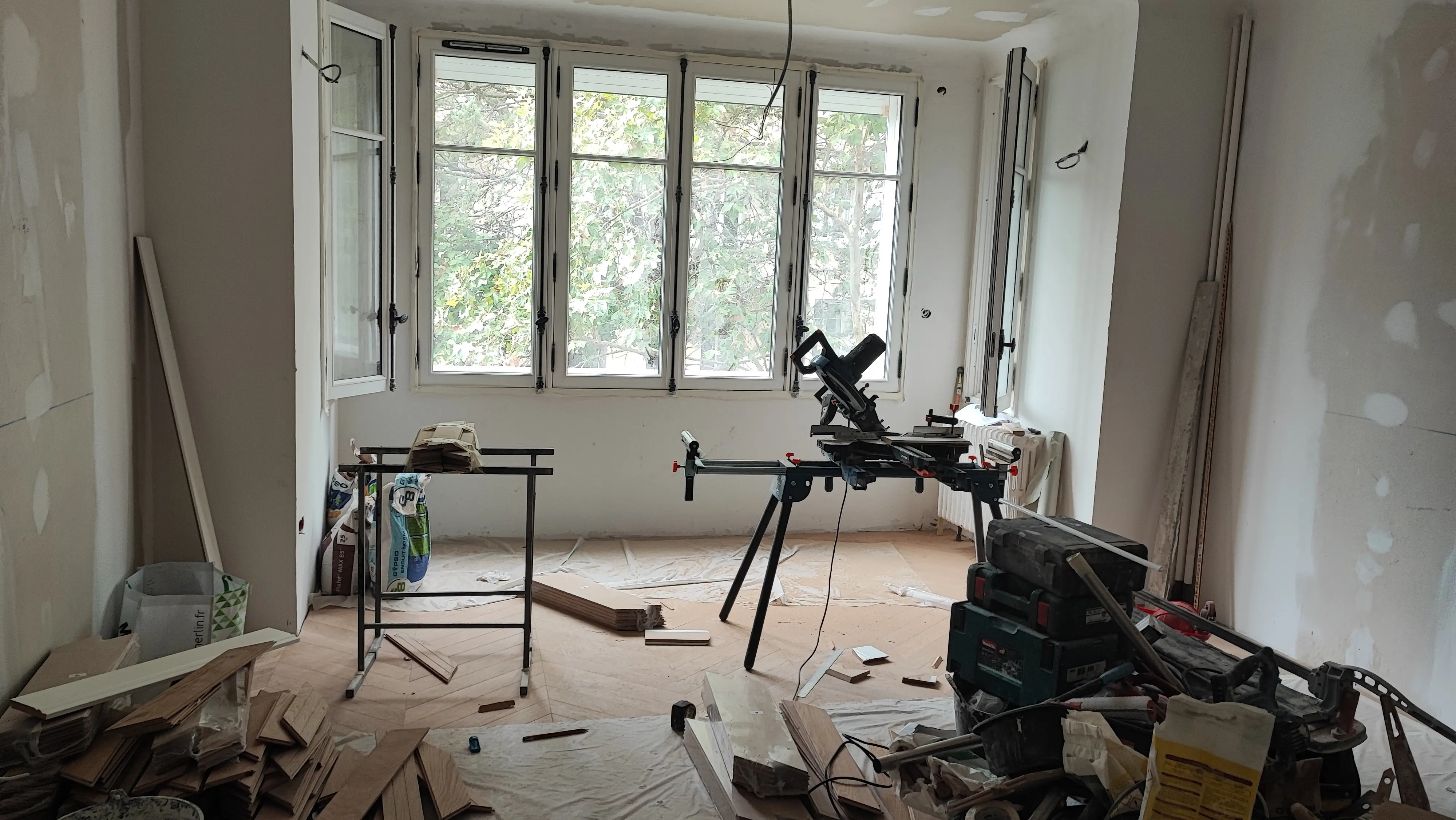 Atelier de découpe du parquet installé dans le séjour - pose parquet Aix-en-Provence