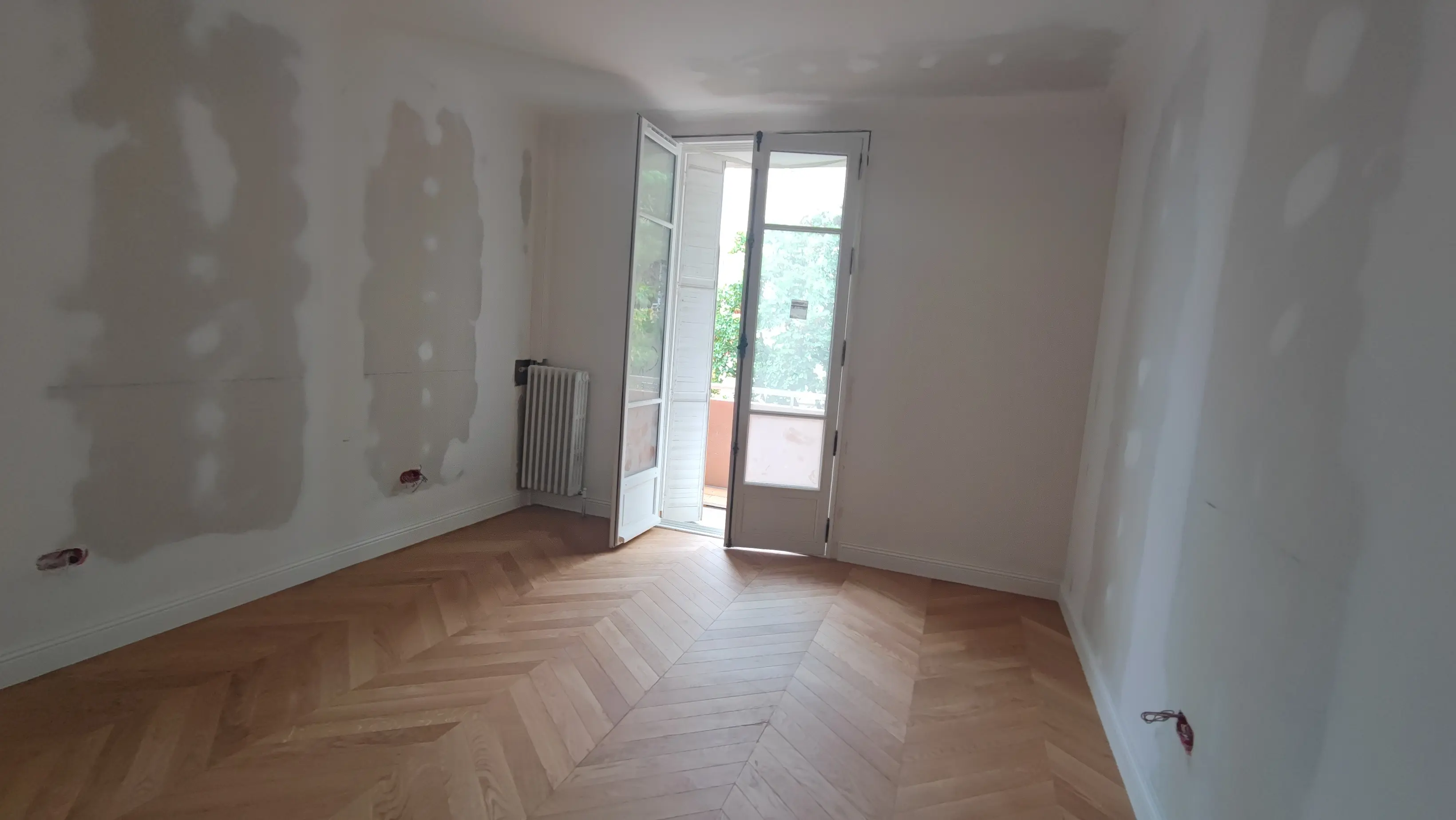 Chambre avec parquet point de Hongrie posé et murs prêts à peindre - rénovation appartement Aix