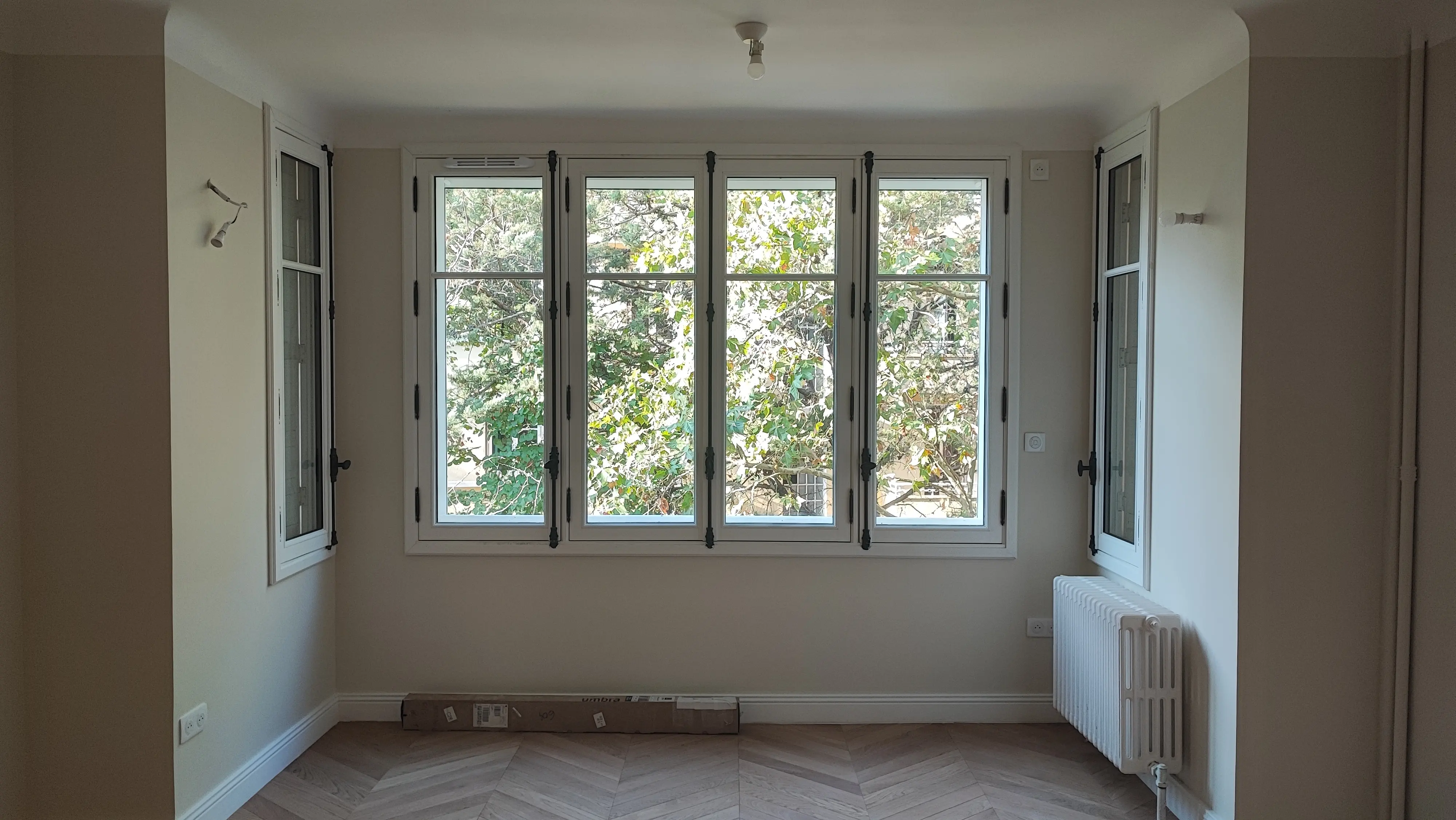 Séjour rénové avec grande fenêtre et parquet point de Hongrie - rénovation appartement Aix-en-Provence