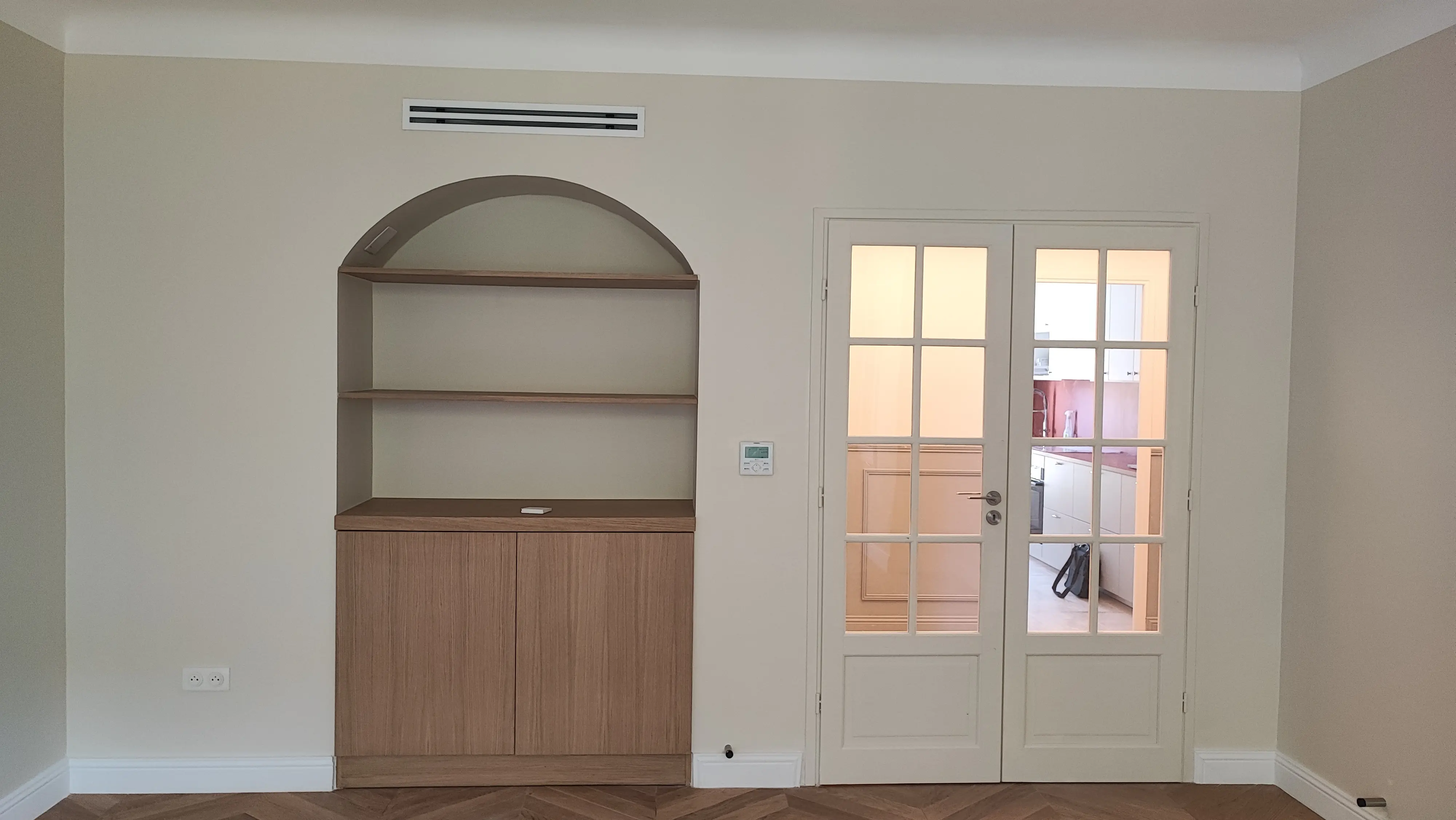 Niche en arche avec meuble bois sur mesure et double porte vitrée - aménagement intérieur Aix-en-Provence