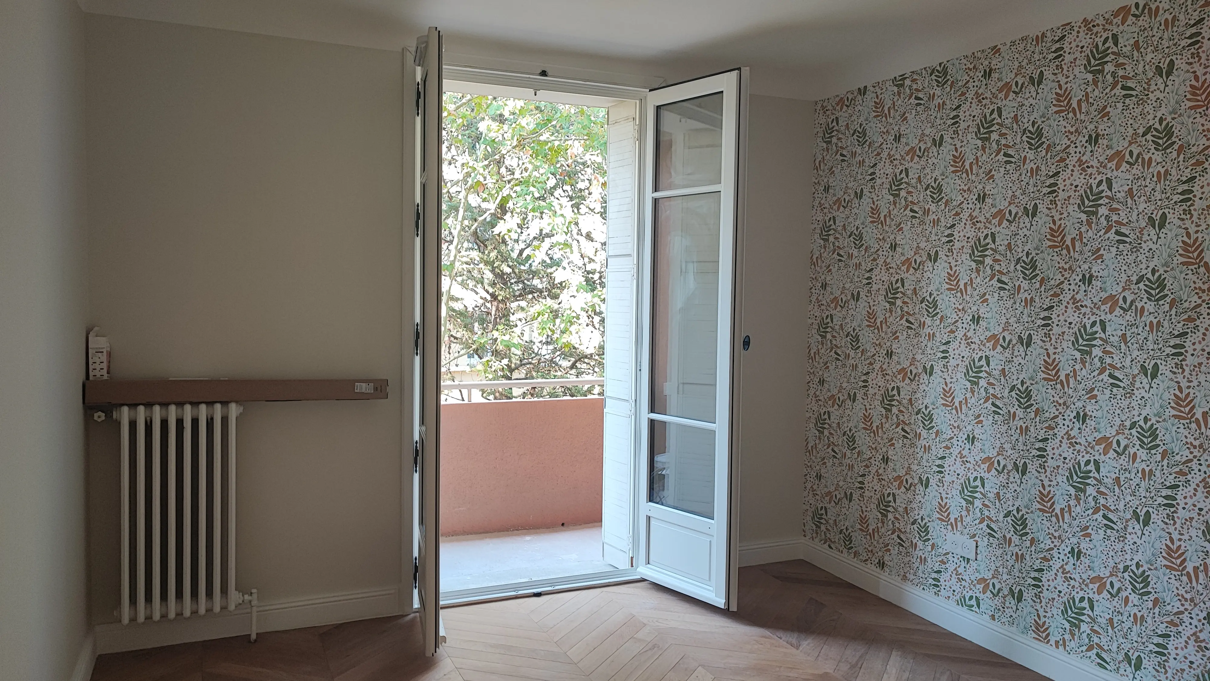 Chambre rénovée avec papier peint à motifs végétaux et parquet - décoration chambre Aix-en-Provence