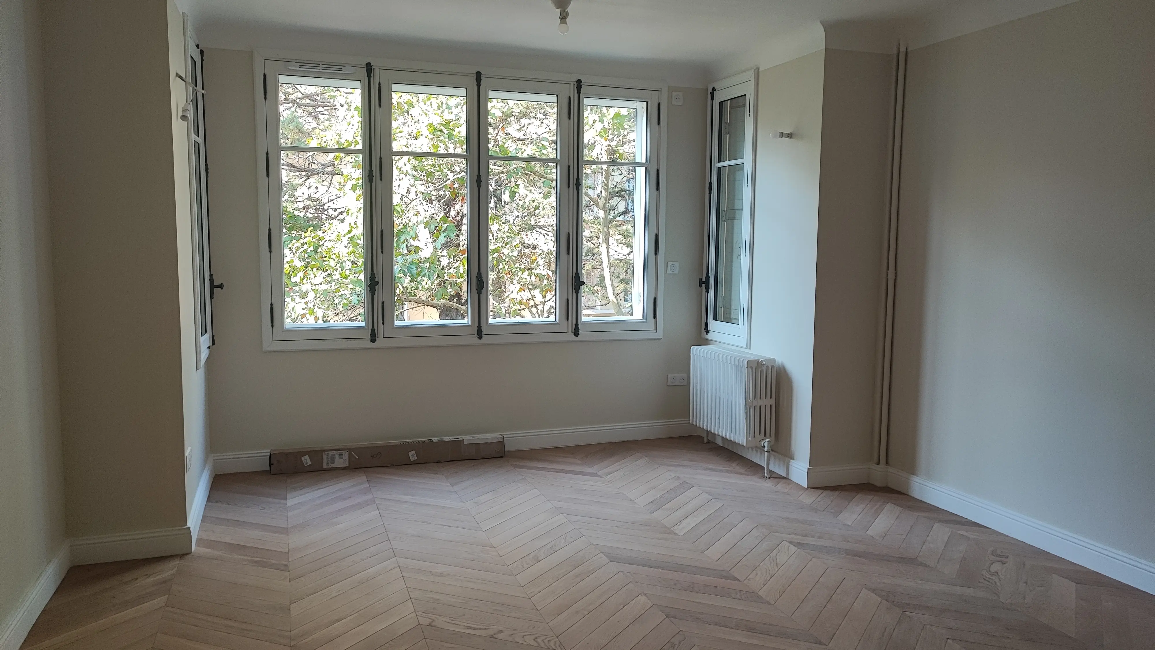 Vue d'ensemble du séjour rénové avec parquet en point de Hongrie - appartement ancien Aix-en-Provence
