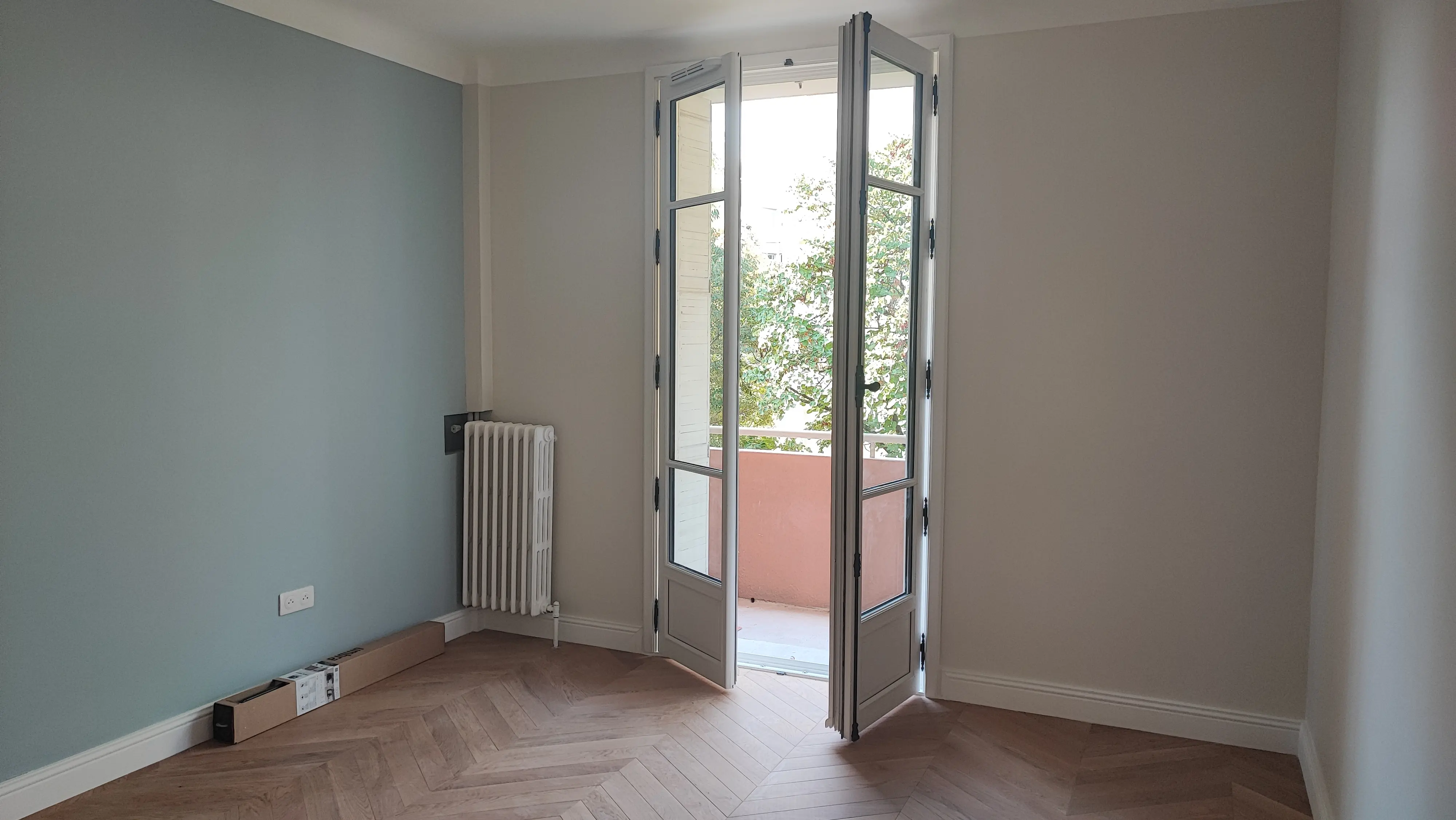 Chambre avec mur peint bleu-vert et parquet point de Hongrie - peinture intérieure Aix-en-Provence