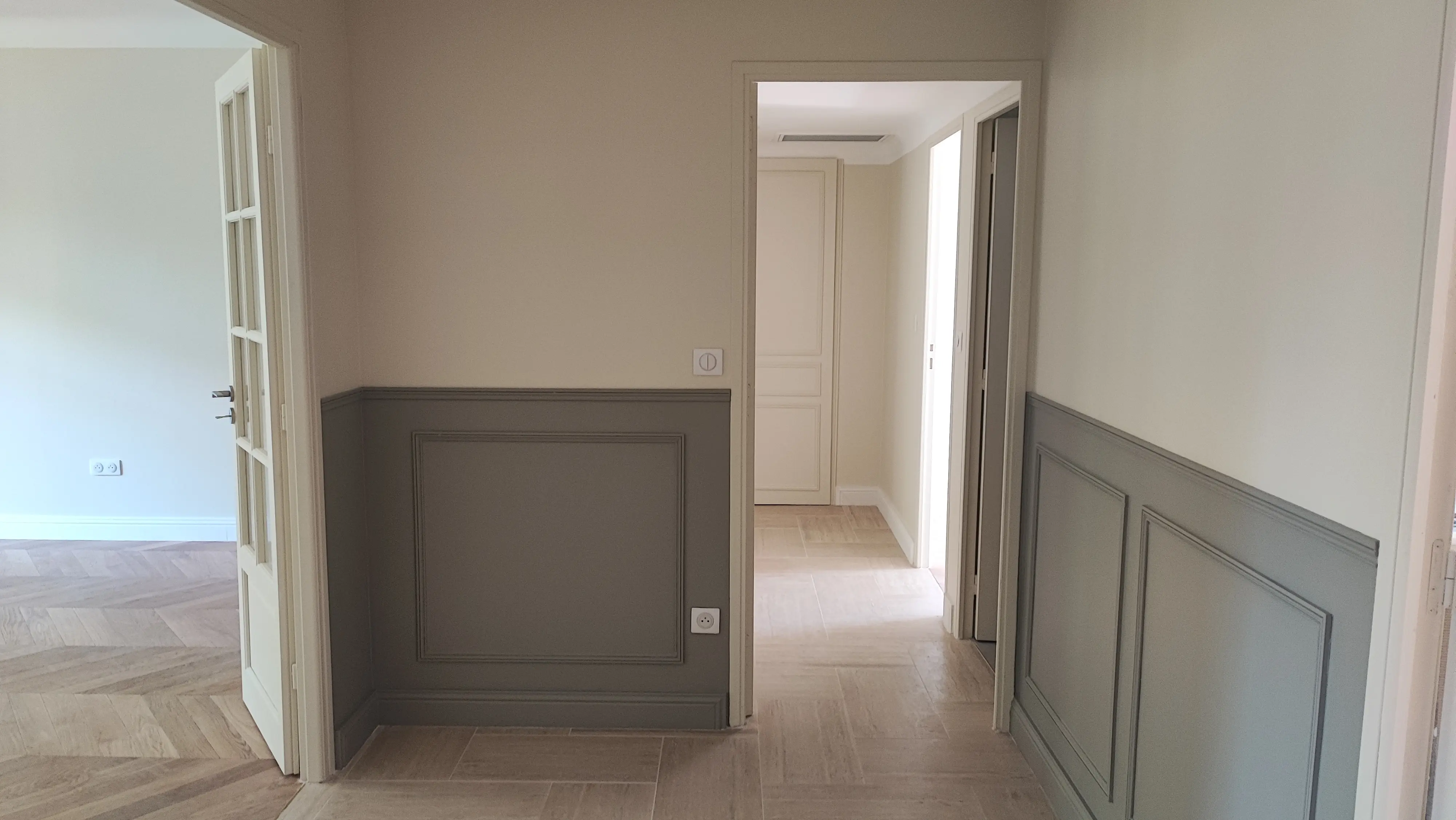 Dégagement avec soubassements moulurés gris et porte vitrée - finitions appartement Aix-en-Provence