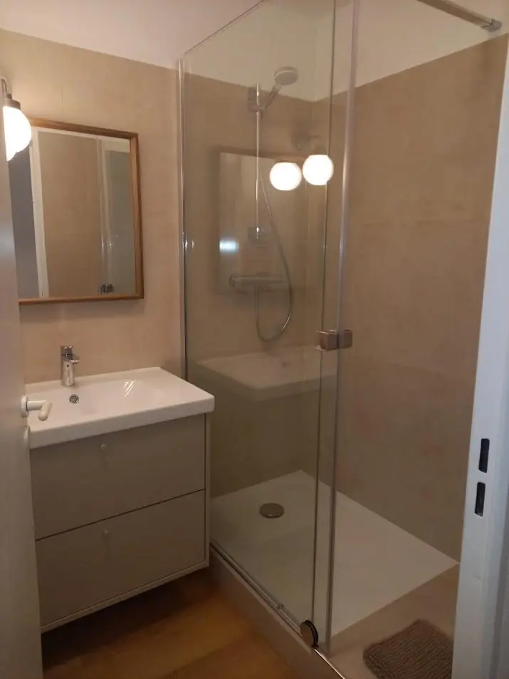 Cuisine ouverte sur salon suite à une rénovation complète de maison