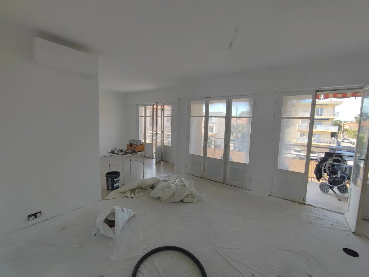 Décloisonnement et ouverture du séjour sur la terrasse, rénovation appartement Six-Fours-les-Plages