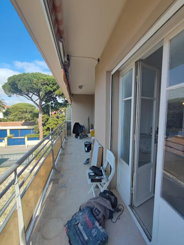 Terrasse filante rénovée avec vue dégagée, appartement à Six-Fours-les-Plages