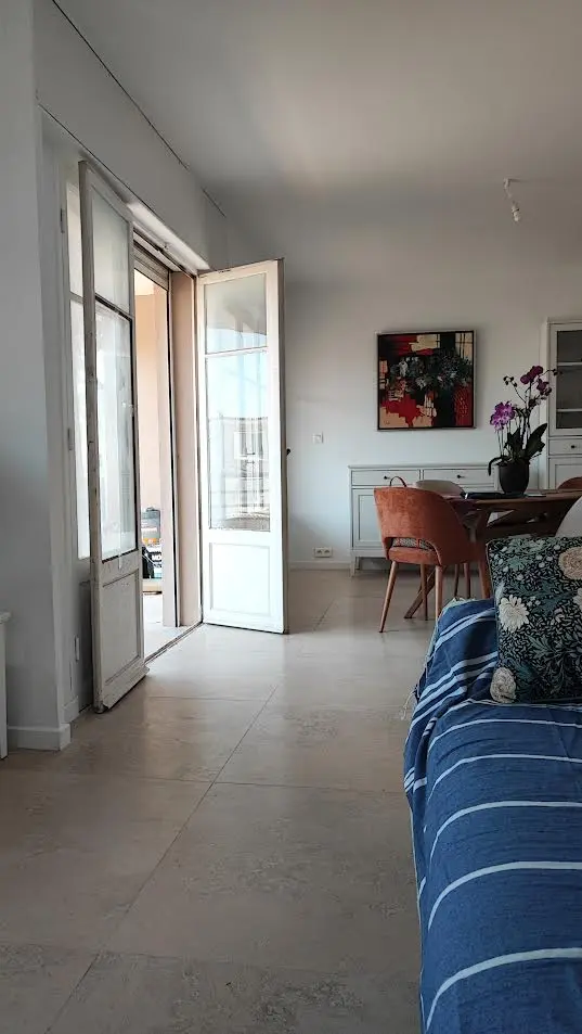 Nouvelle décoration et finitions élégantes de l'appartement