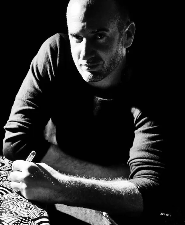 Portrait en noir et blanc de Julien Iglesias, artiste peintre dans le Golfe de Saint-Tropez – ACR Provence