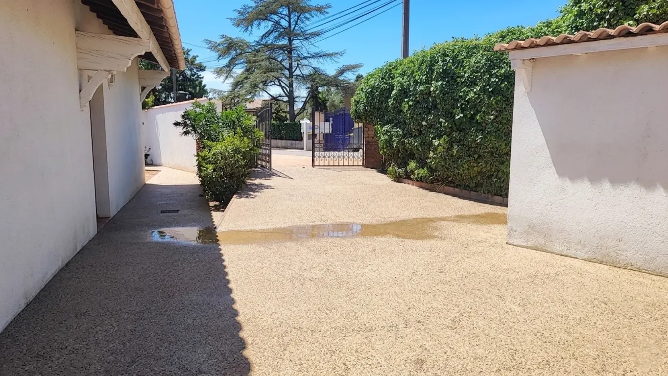 Aménagement extérieur et chemin d'accès pour la villa
