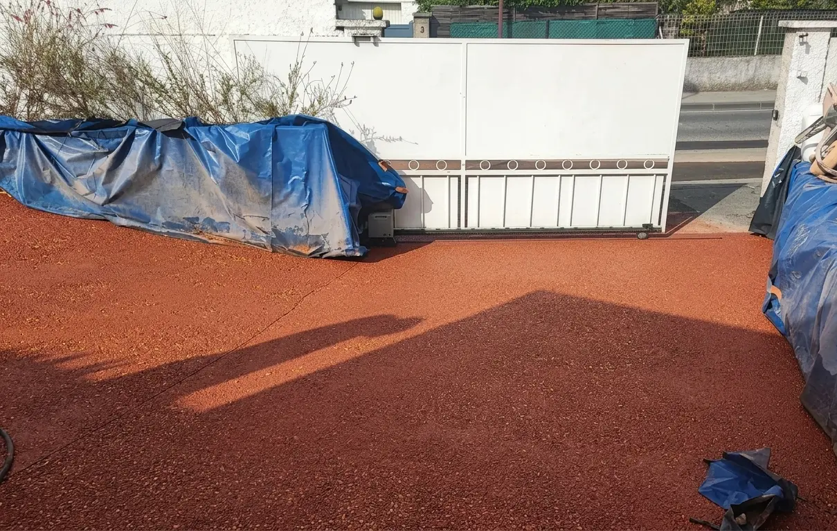 Béton désactivé rouge terre battue façon court de tennis à Marignane – ACR Provence