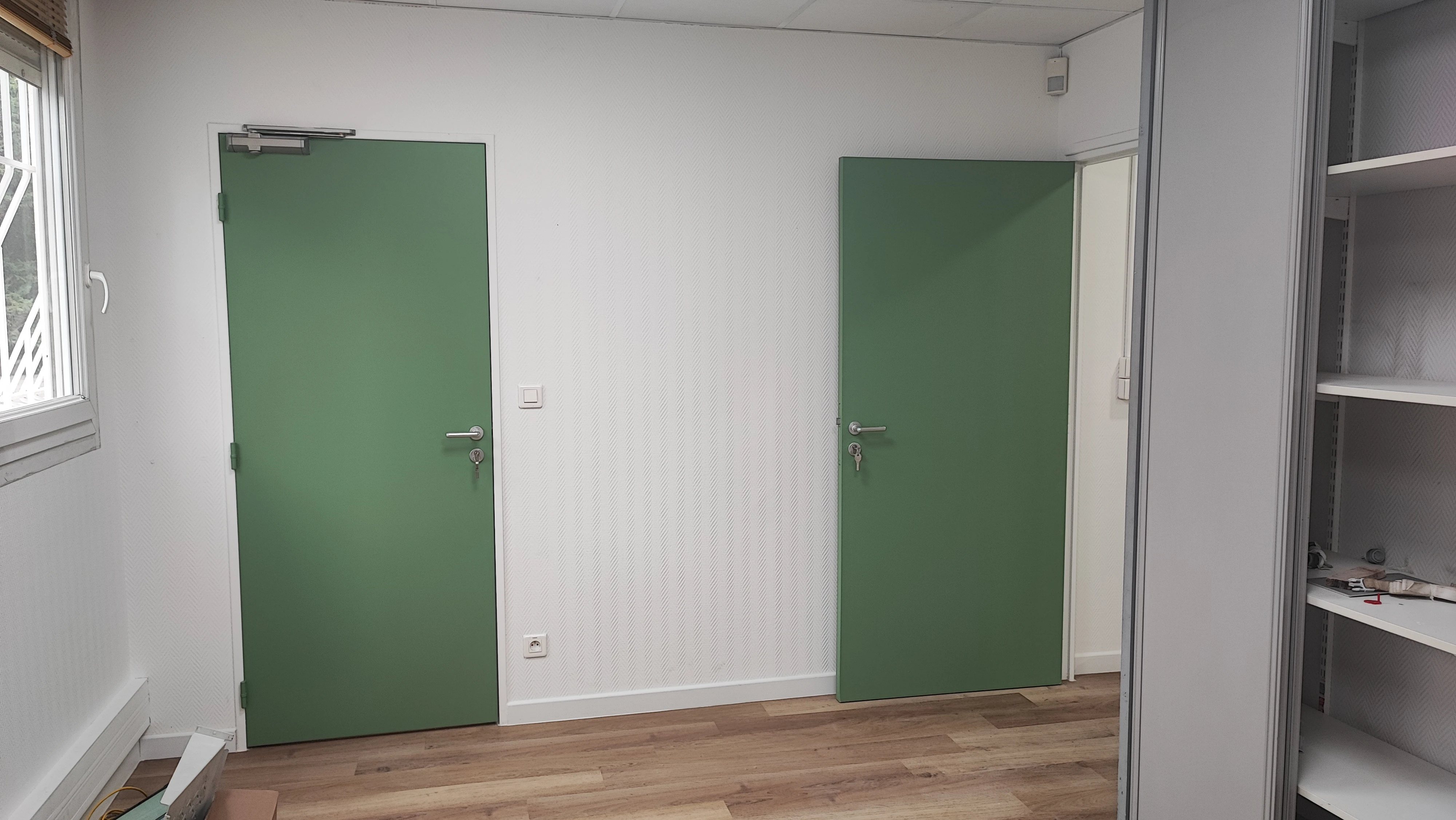 Bureau rénové avec deux portes vertes et rangement — Salon-de-Provence