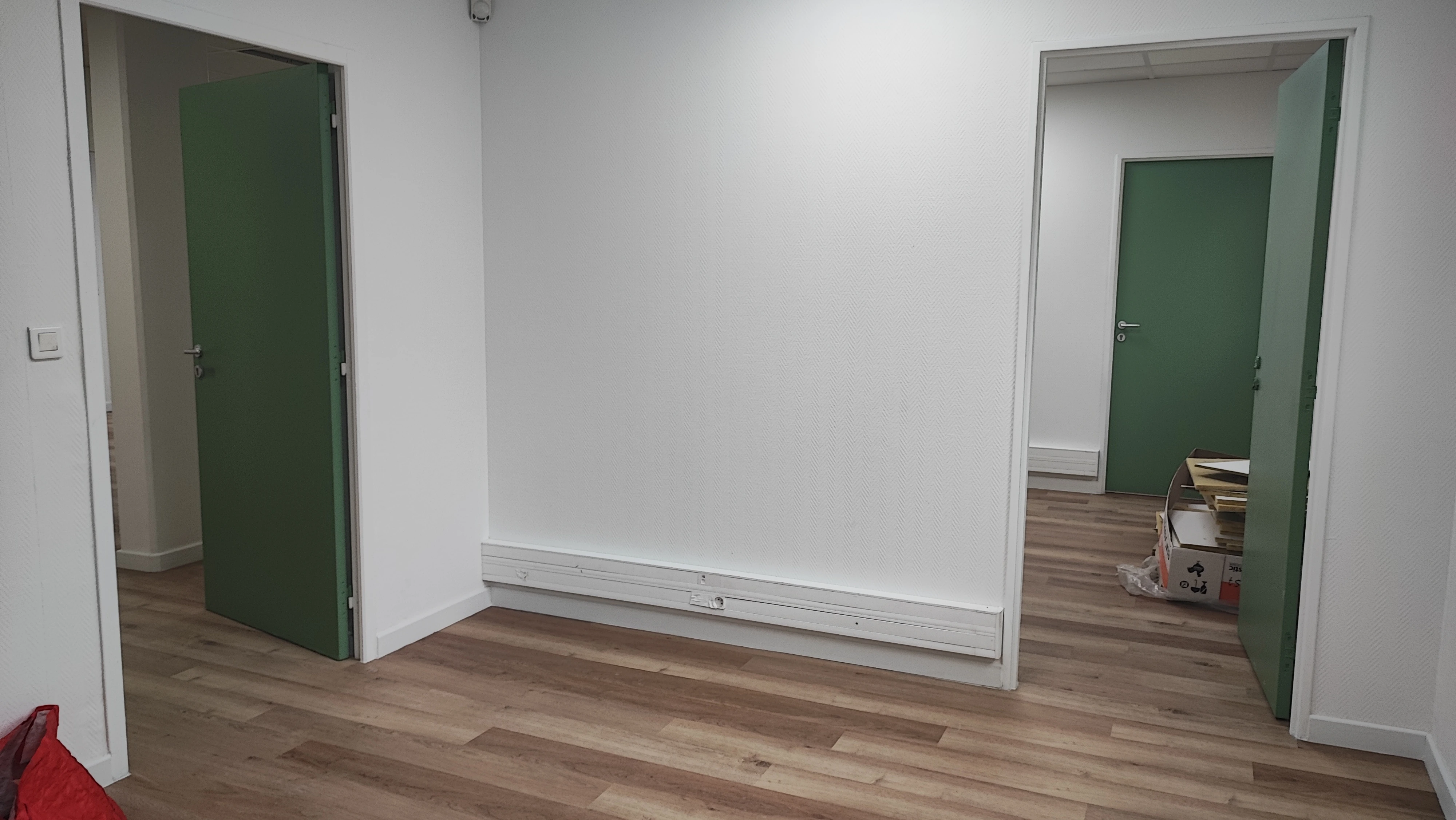 Enfilade de bureaux rénovés avec portes vertes — Salon-de-Provence