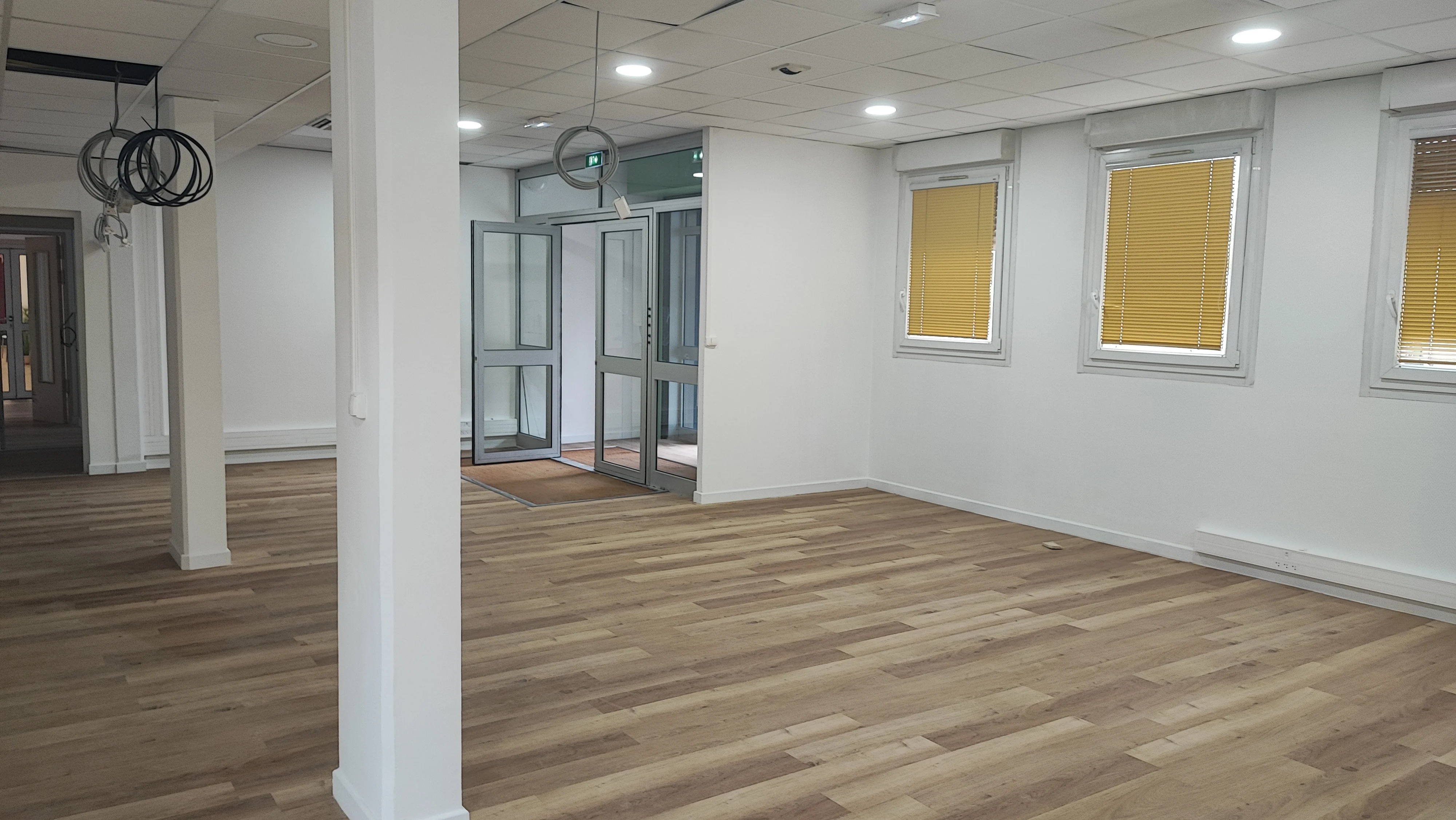 Open space rénové avec entrée vitrée et fenêtres à stores — Salon-de-Provence
