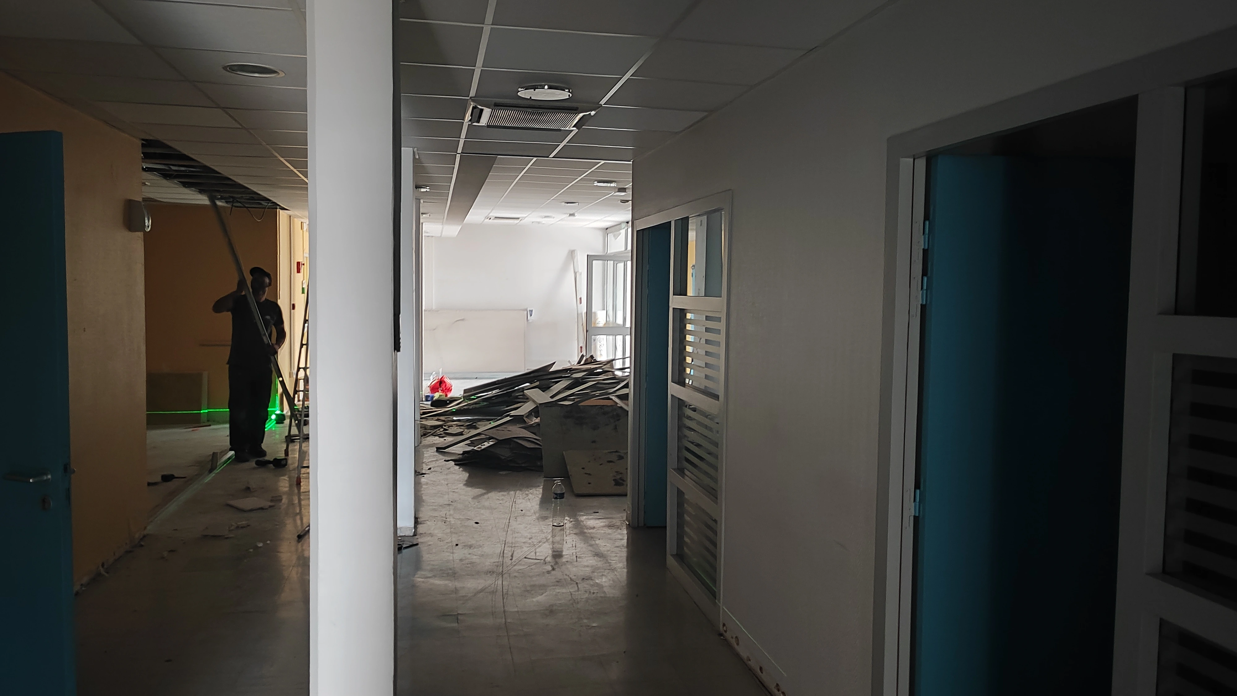Démolition de l'ancien faux plafond dans un couloir de bureaux — Salon-de-Provence