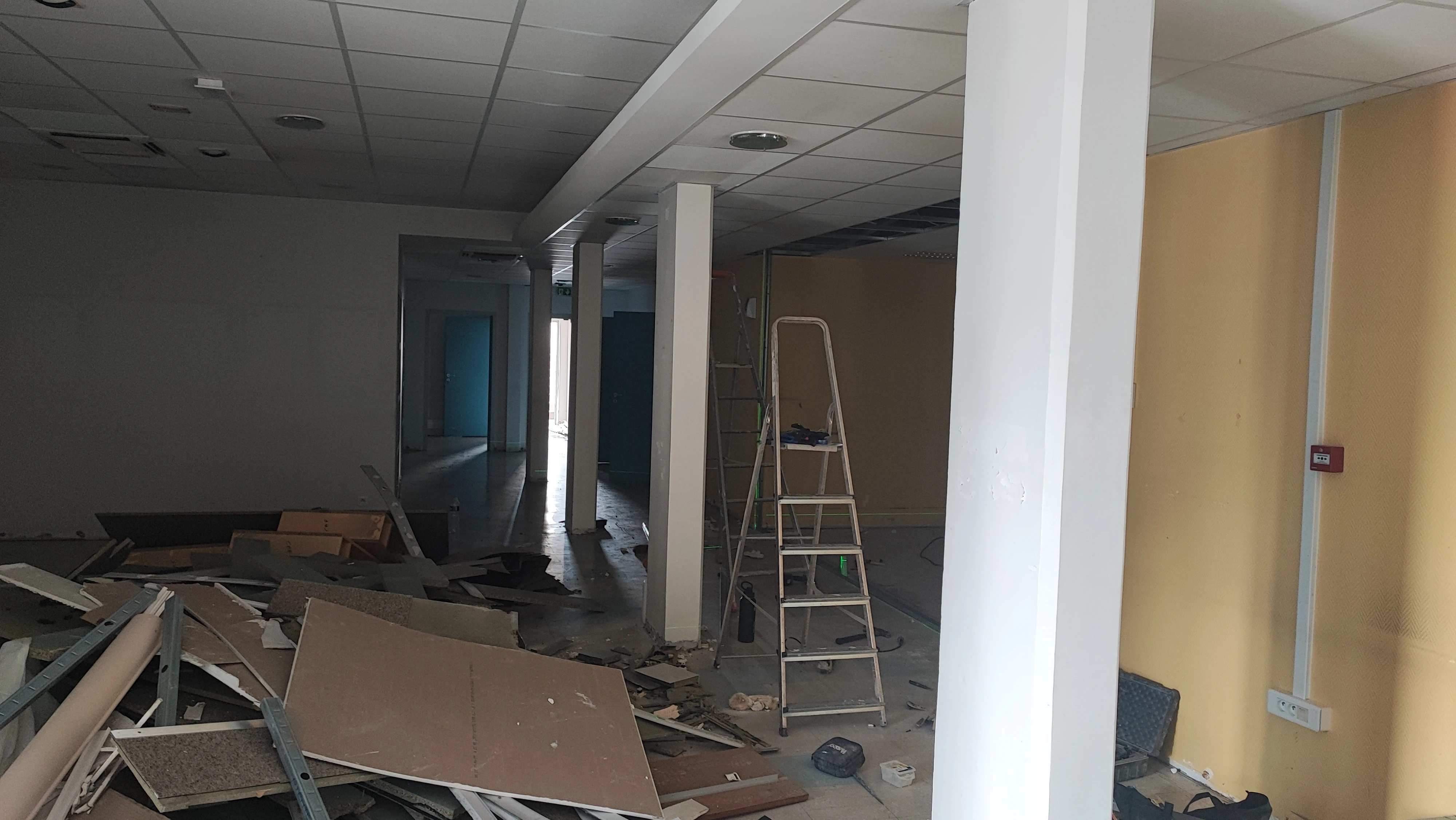 Démolition des cloisons d'un plateau de bureaux à Salon-de-Provence – ACR Provence