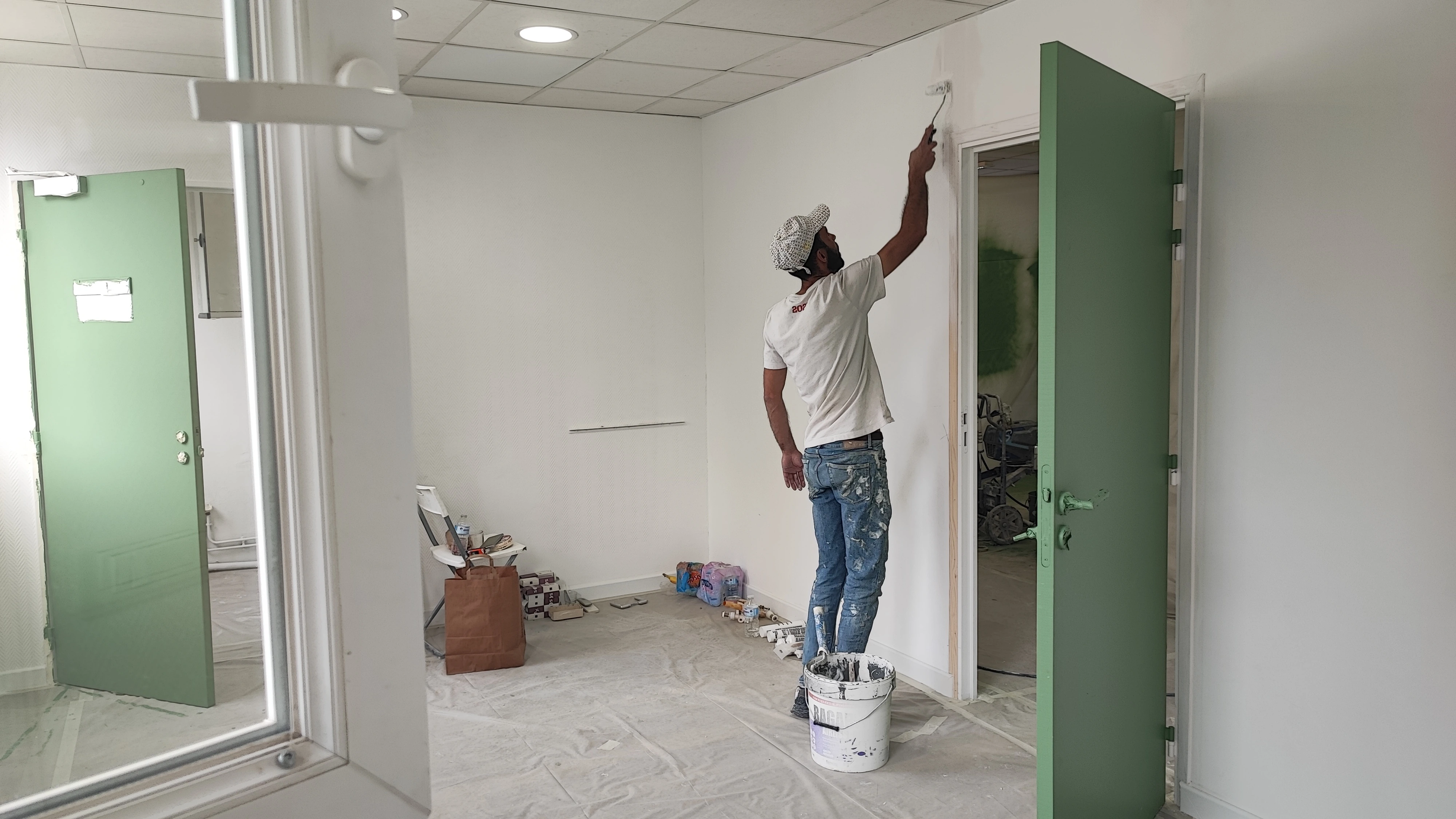 Peintre ACR Provence réalisant les finitions d'un bureau — Salon-de-Provence