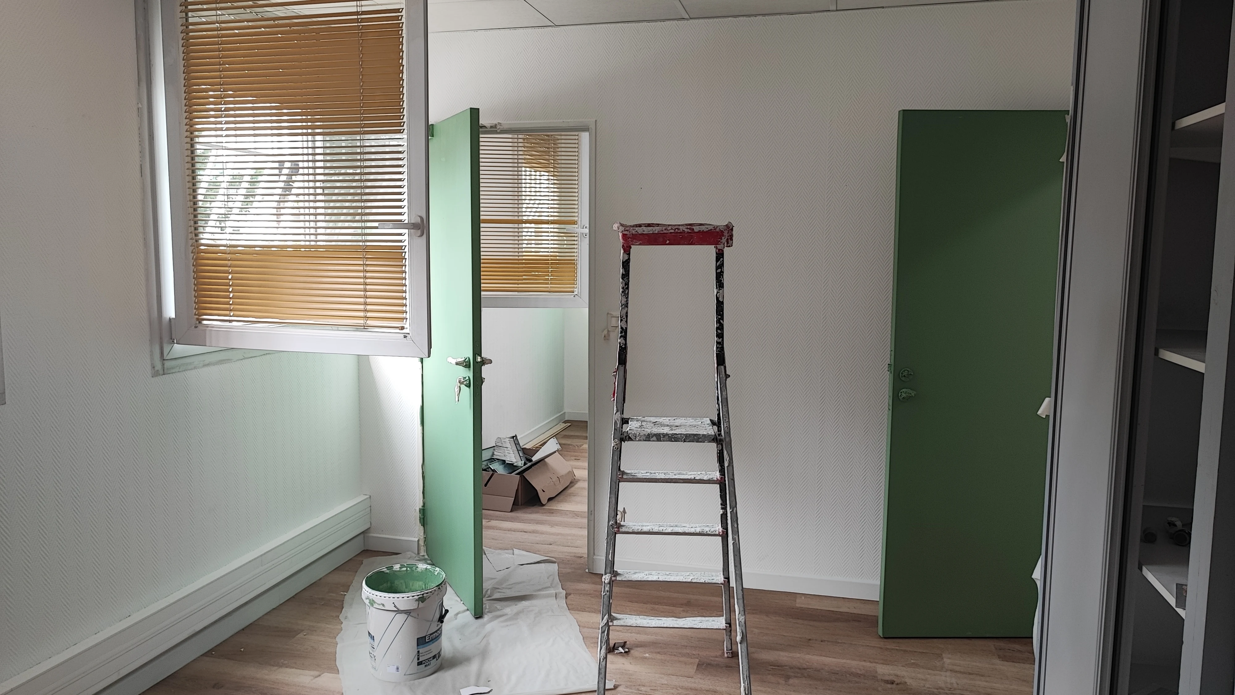 Mise en peinture d'un bureau avec sol protégé et porte verte — ADMR Salon-de-Provence
