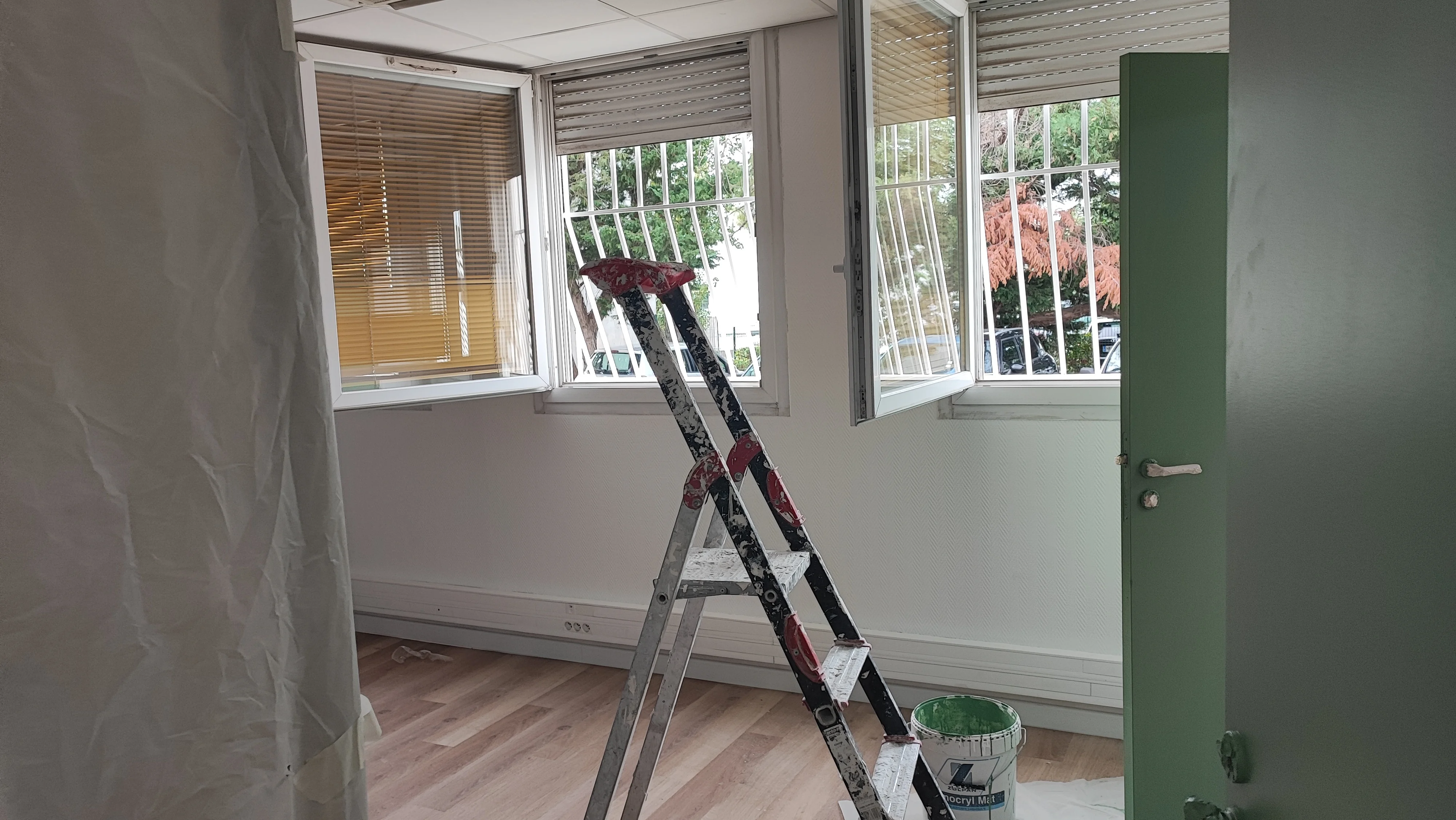 Peinture des murs d'un bureau lumineux pendant le chantier — Salon-de-Provence