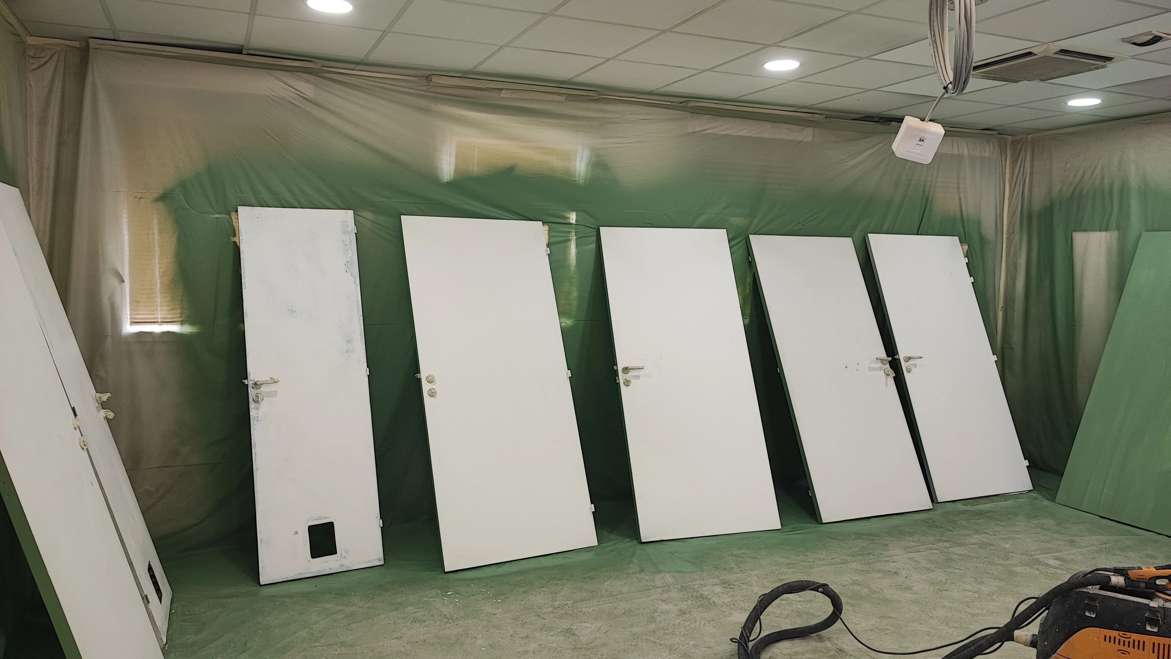 Mise en peinture des portes lors de la rénovation de bureaux à Salon-de-Provence – ACR Provence