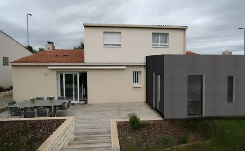 Extension contemporaine à toit plat avec bardage anthracite — Miramas, proche de Salon-de-Provence