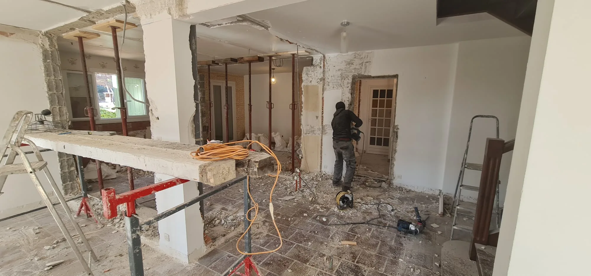 Ouverture d'un mur porteur sous étaiement, artisan maçon ACR Provence au travail