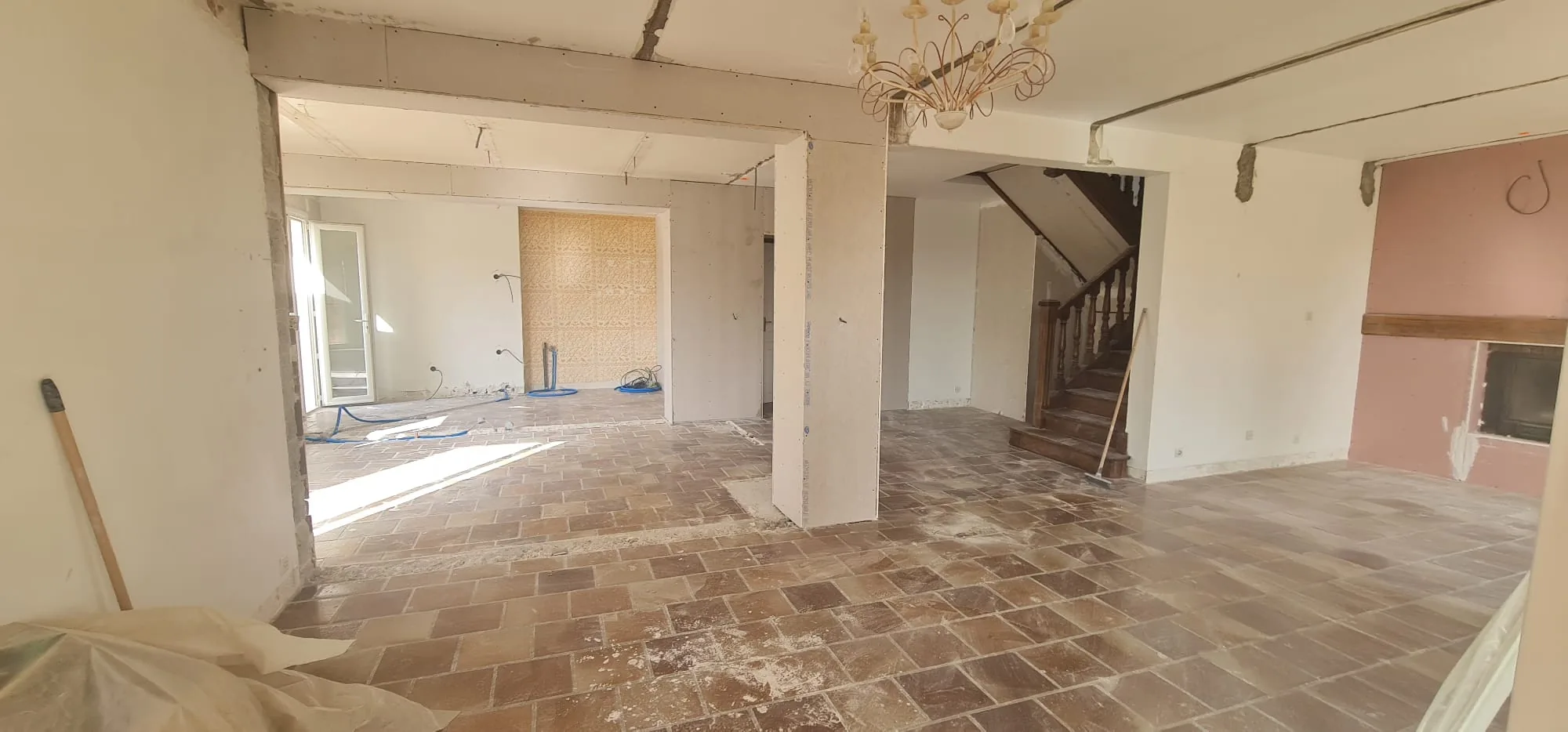 Ouverture de mur porteur terminée avec poteau habillé en plaques de plâtre dans le séjour