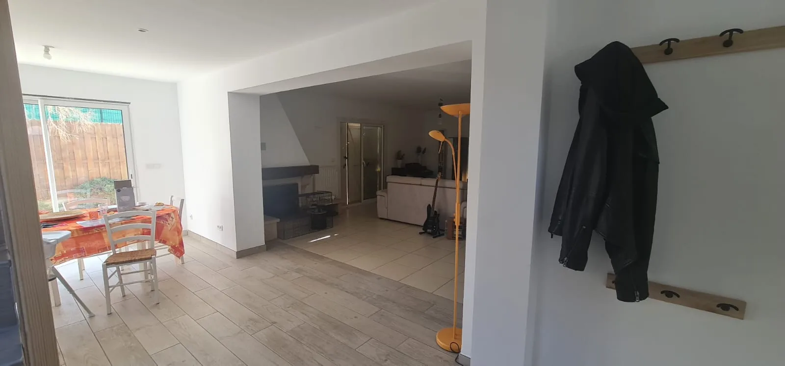 Salle à manger ouverte sur le salon rénové